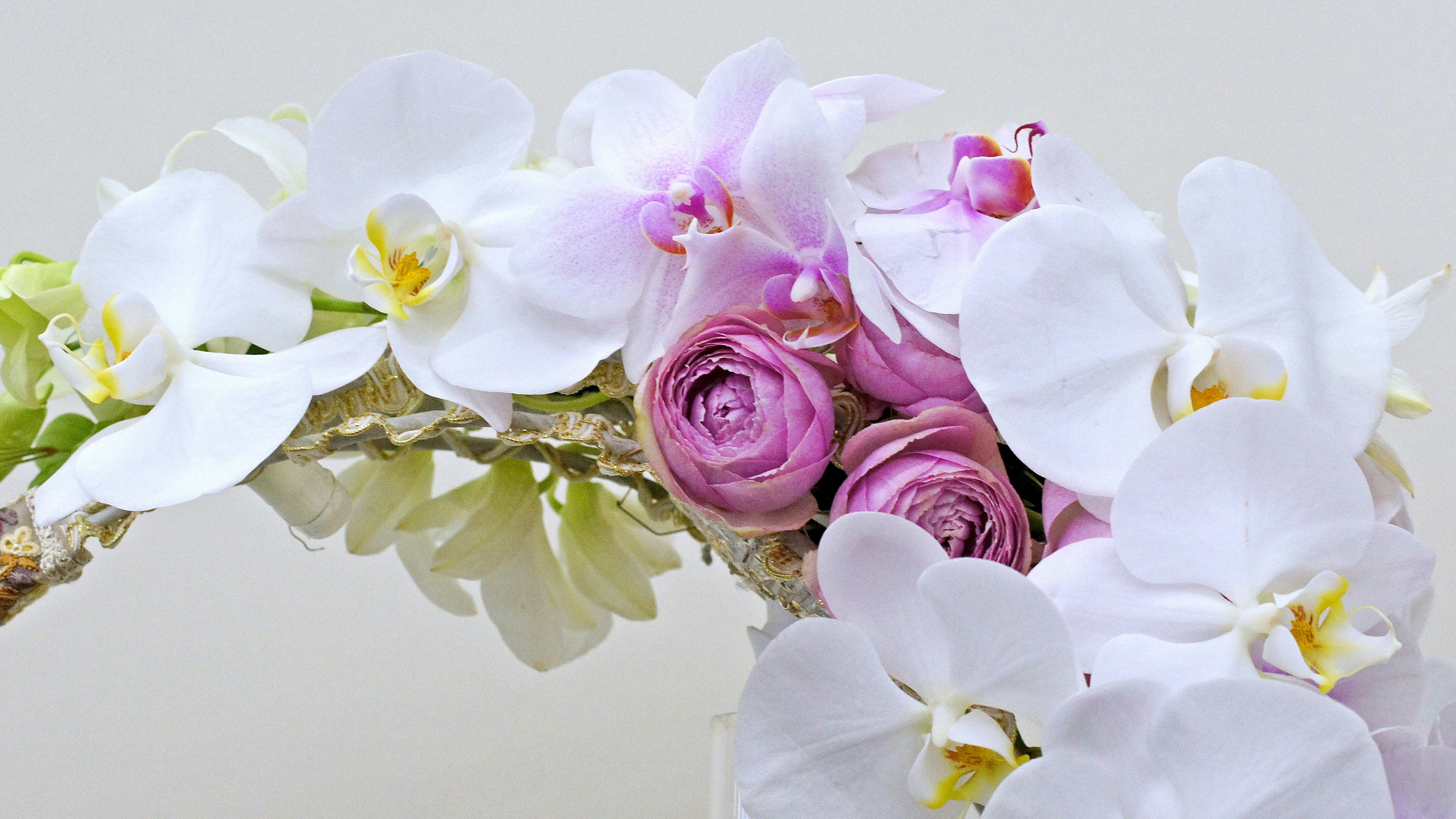 白い胡蝶蘭とピンクのバラの花飾り