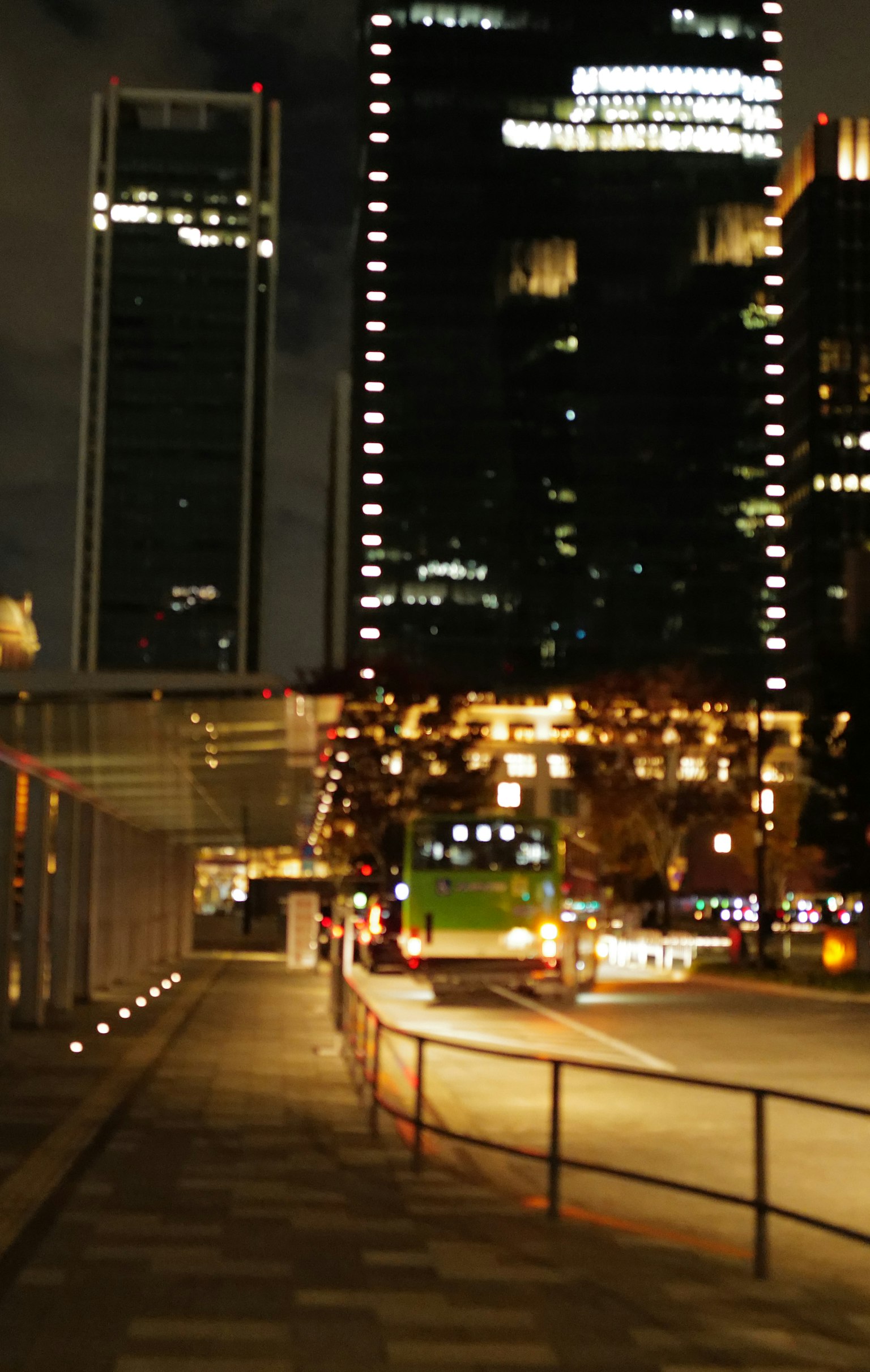 夜間城市景觀與高聳的摩天大樓和照明建築