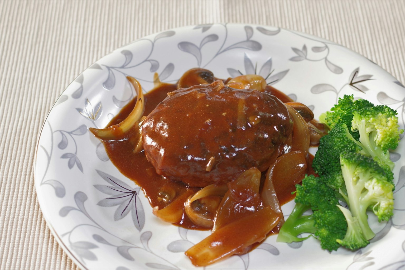 美味的漢堡排和西蘭花在裝飾盤上