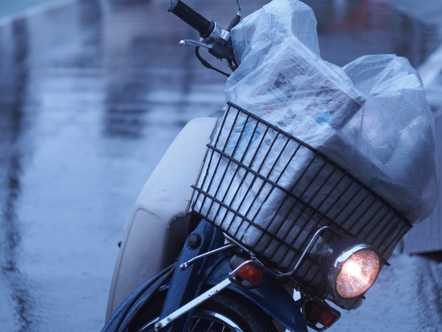 Bicicleta con cubierta transparente sobre la cesta bajo la lluvia