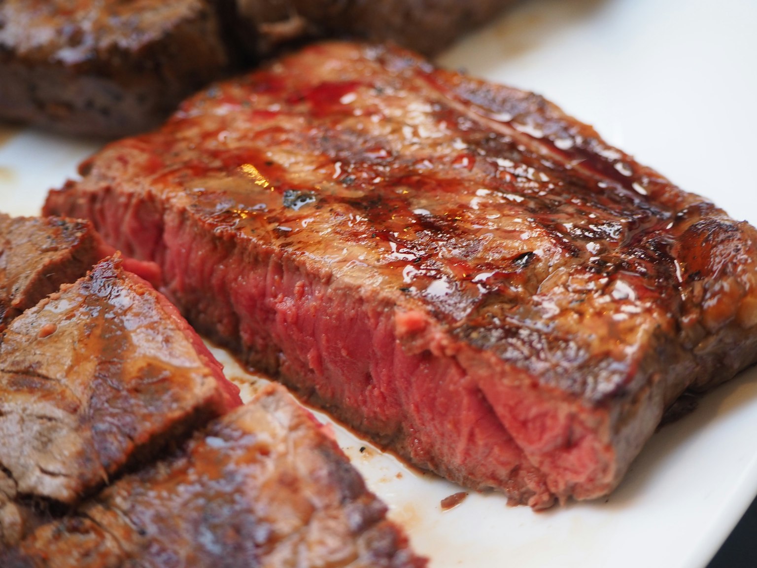 Gros plan sur un steak juteux avec des marques de grill