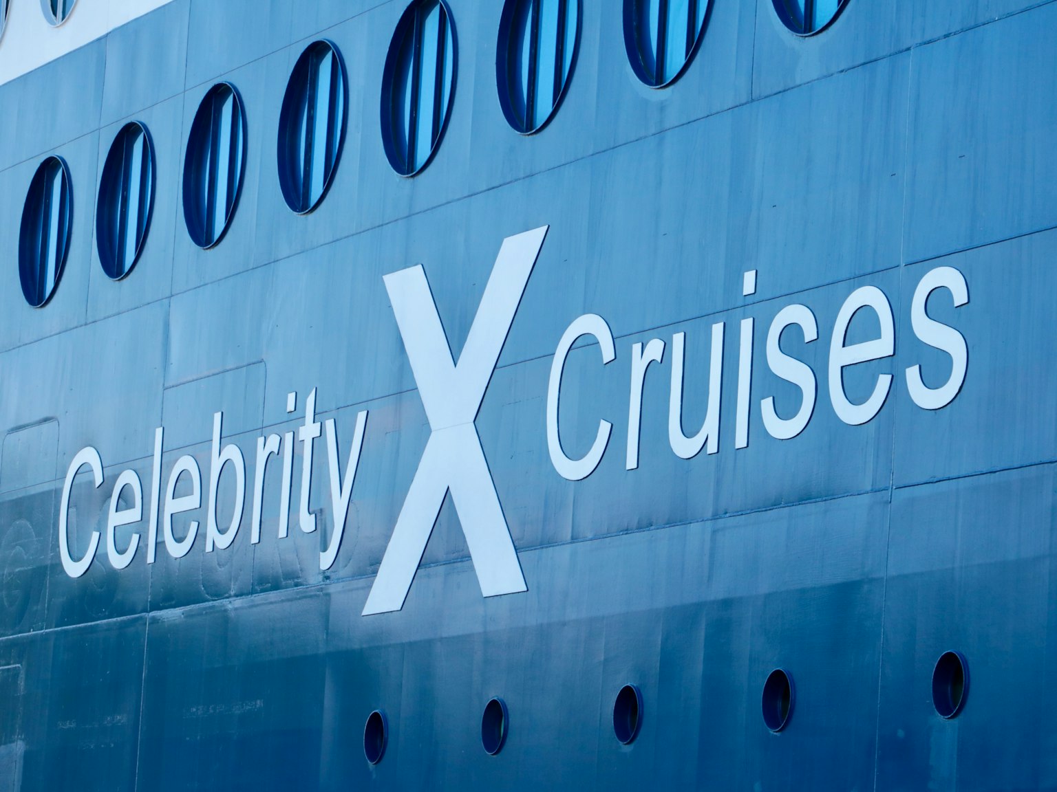Côté d'un navire de croisière avec le logo Celebrity X Cruises