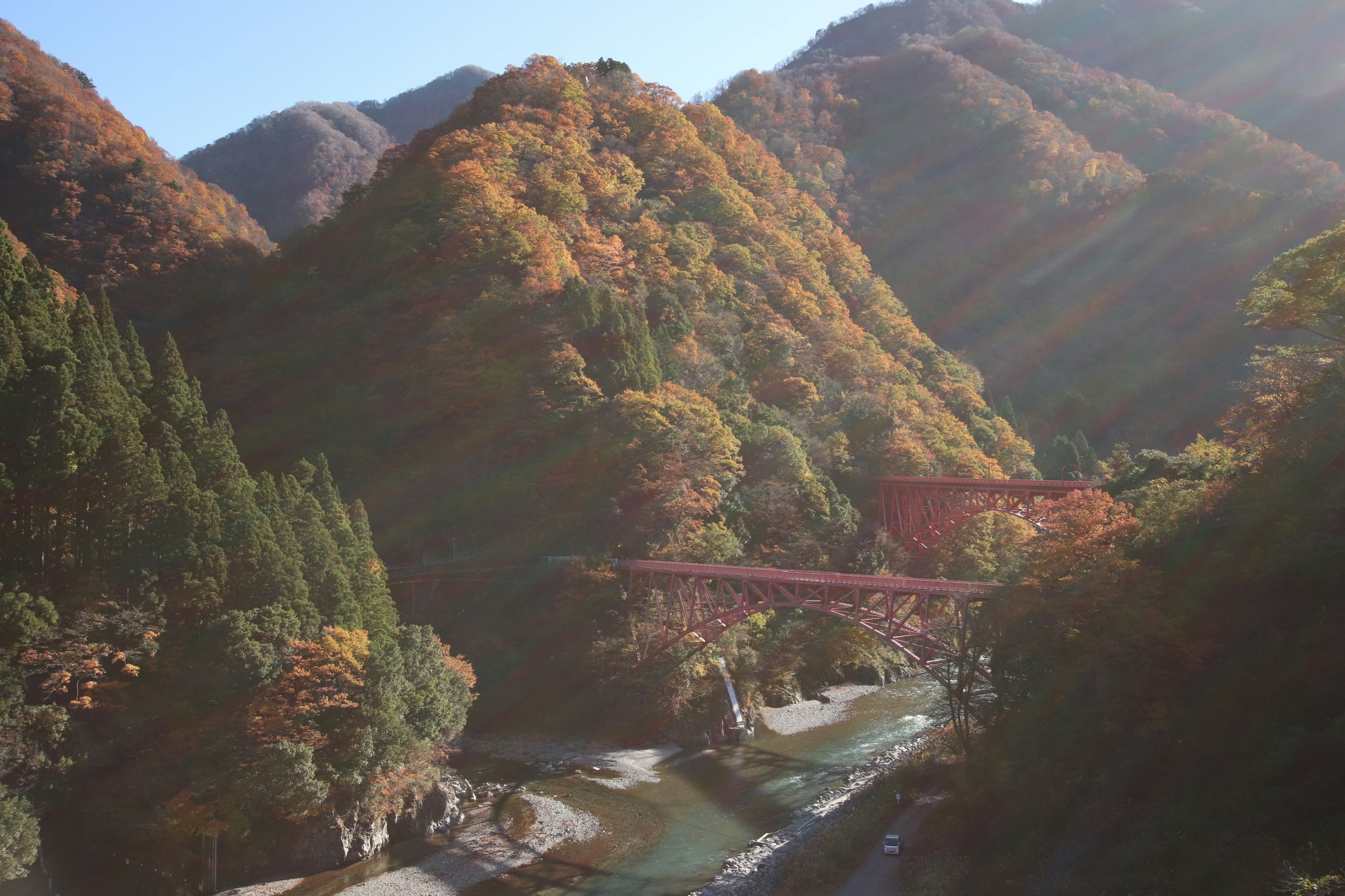 山谷中的河流与秋季群山及桥梁