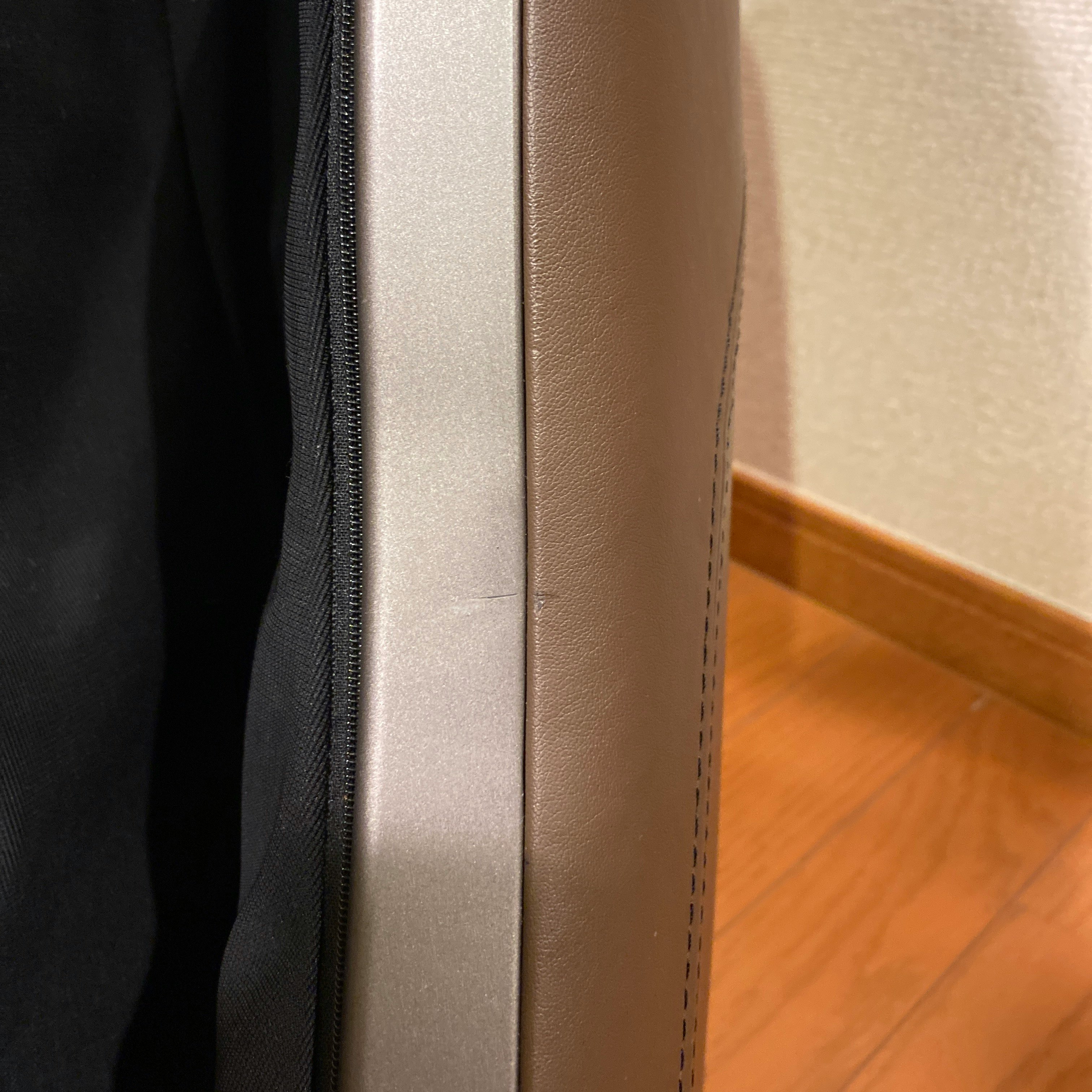 革張りの家具の縁と金属メッシュのアップ