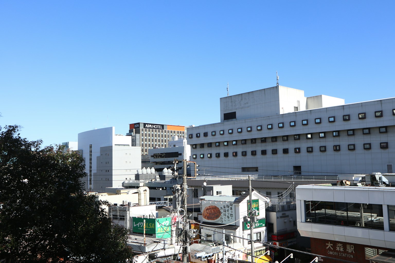 蓝天之下的城市景观，有多座建筑和标志