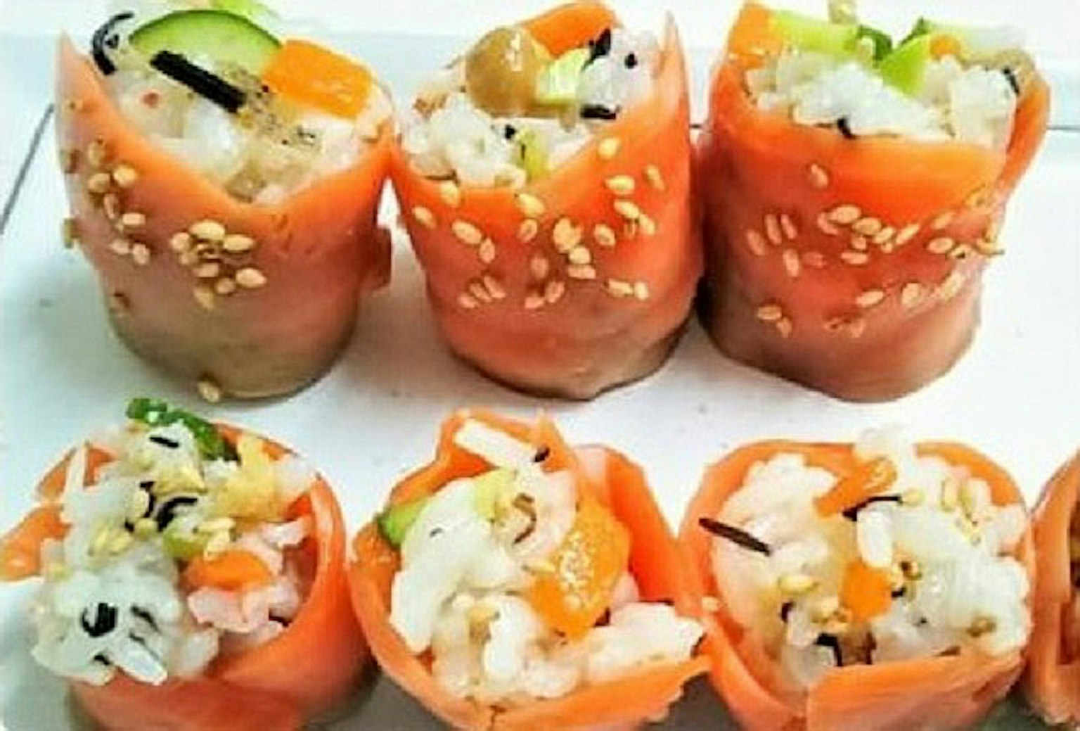 맛있는 연어와 쌀 재료로 채워진 스시 롤