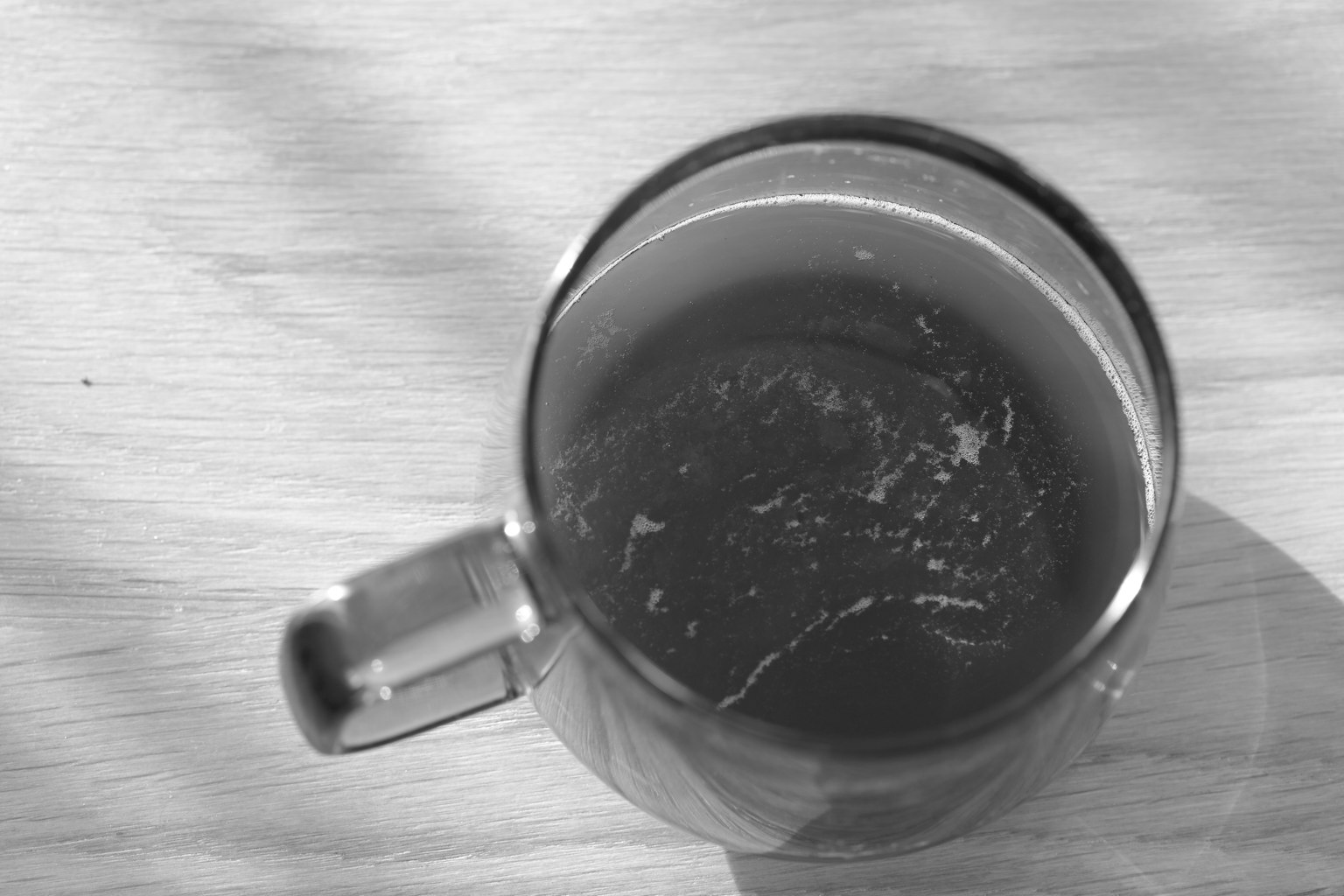 Vista dall'alto di una tazza trasparente con liquido all'interno