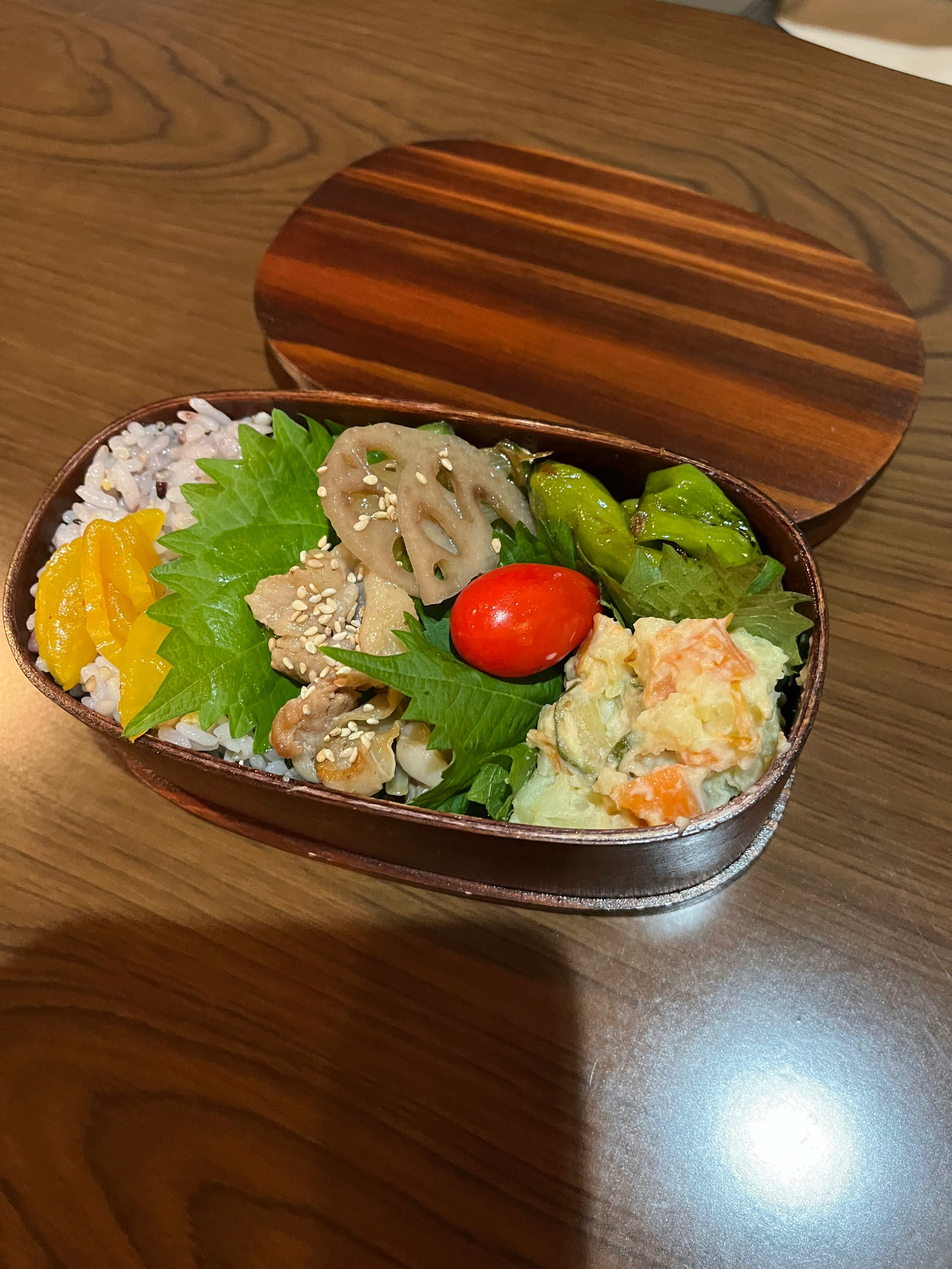 わっぱ弁当の中身（鶏肉・卵焼き・サラダ）