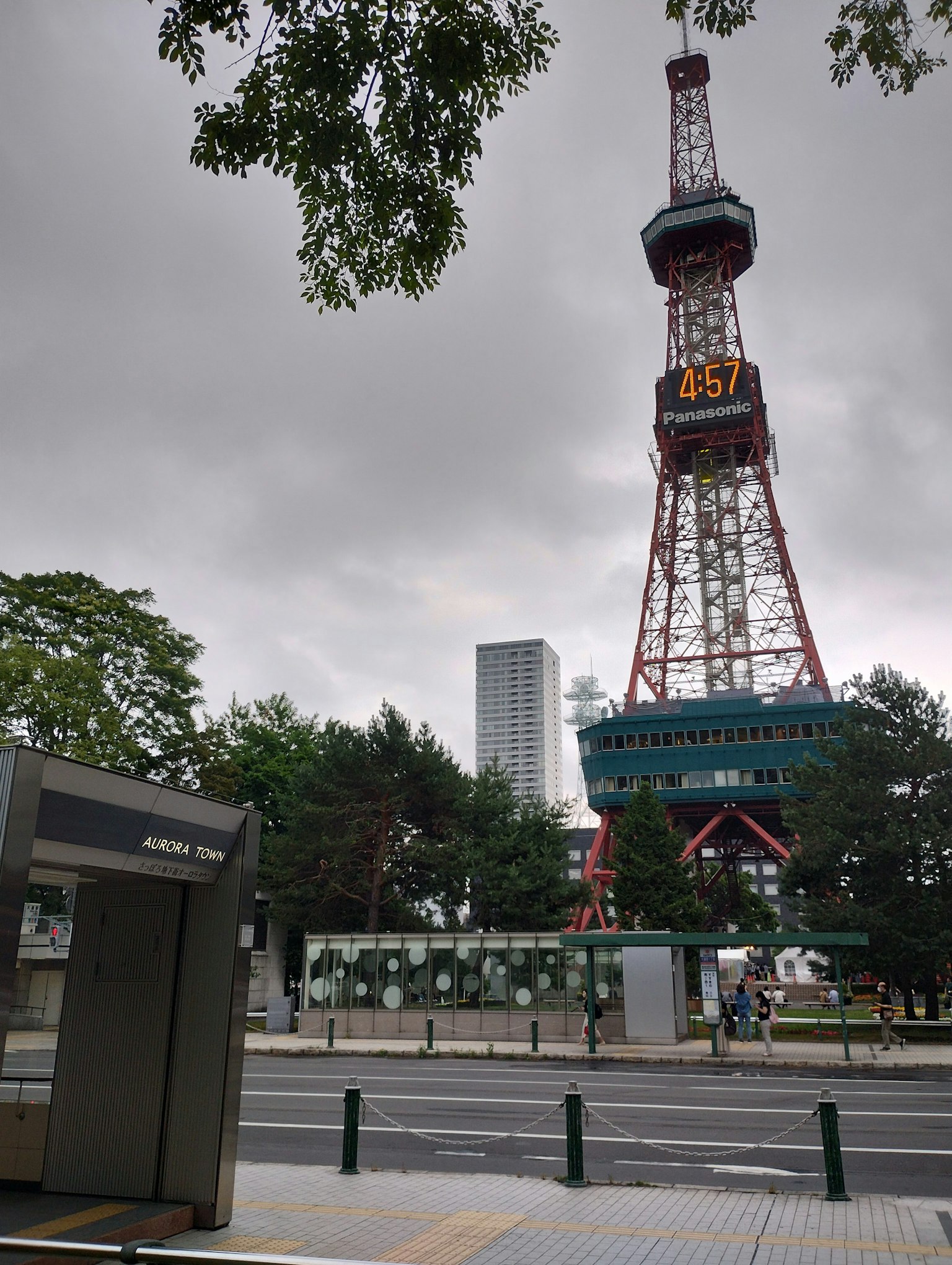 大通公園內札幌電視塔的景觀與陰雲密布的天空
