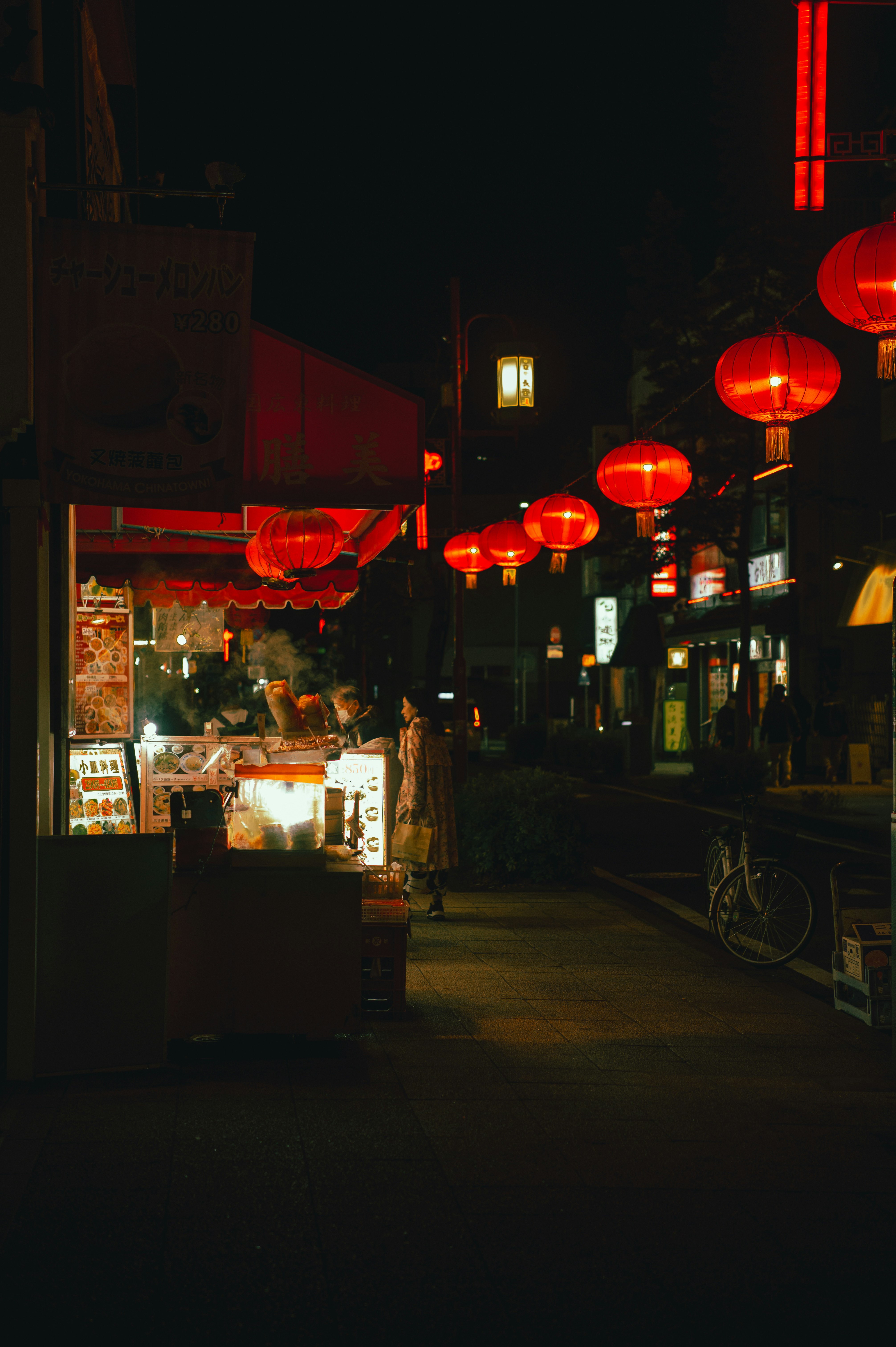 vicolo notturno di Yokohama con lanterne rosse e locali