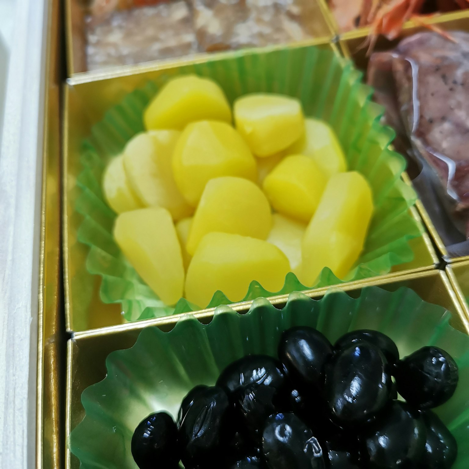 裝飾盒中的黃色糖栗子和黑豆