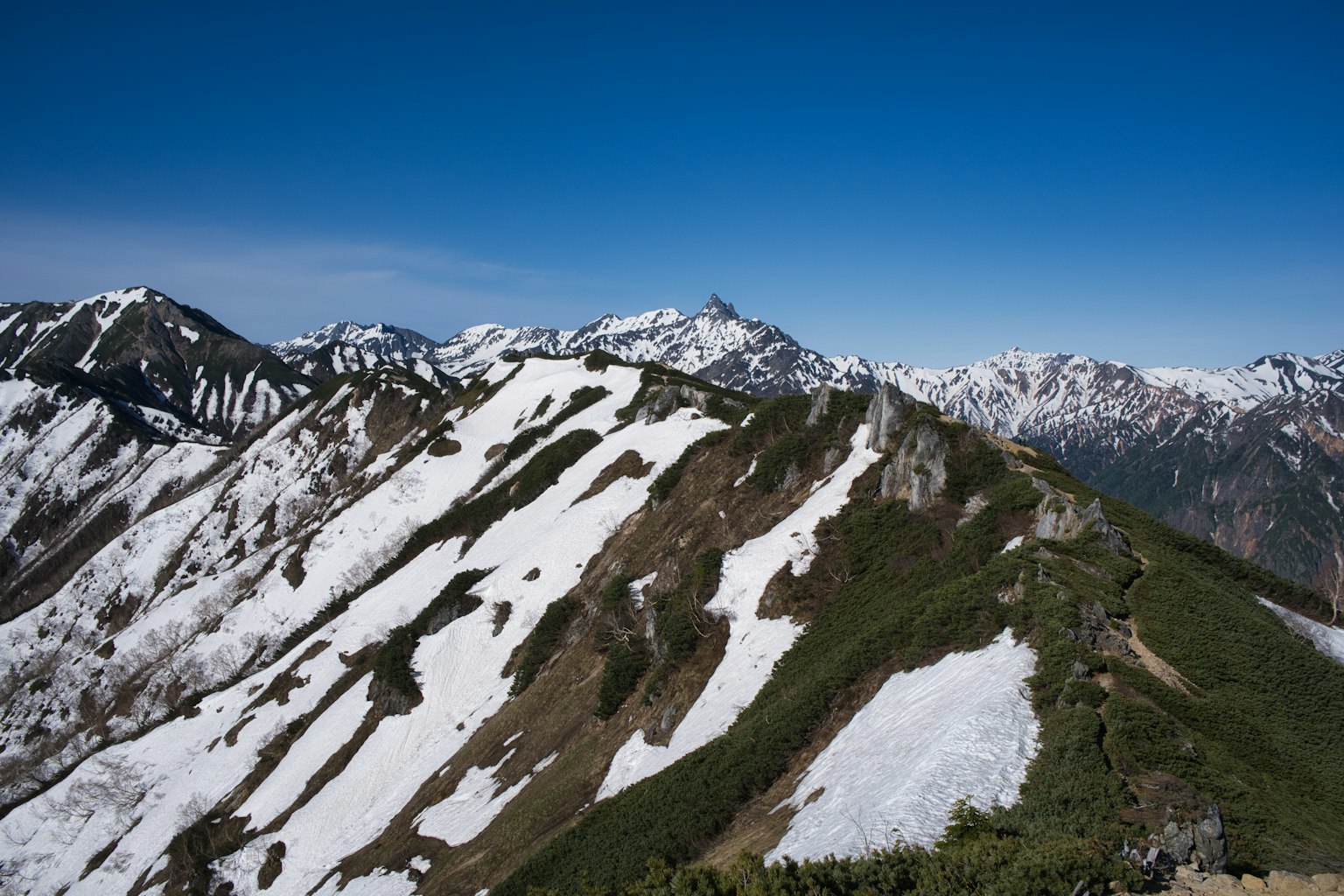 Montagne innevate con cielo blu chiaro