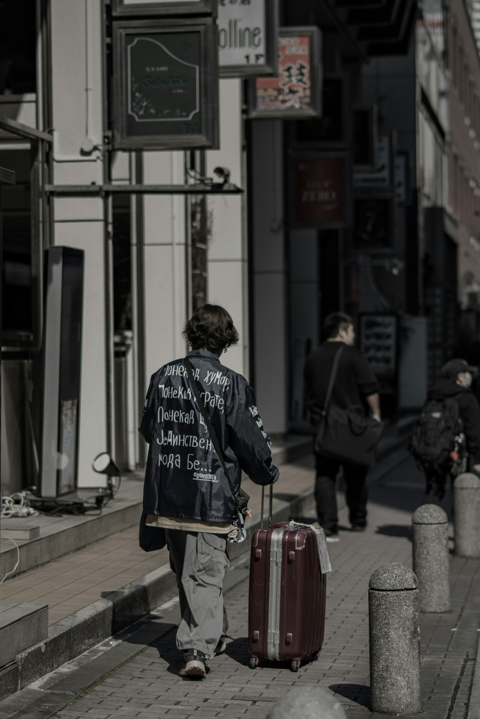 Personne marchant dans la rue avec une valise