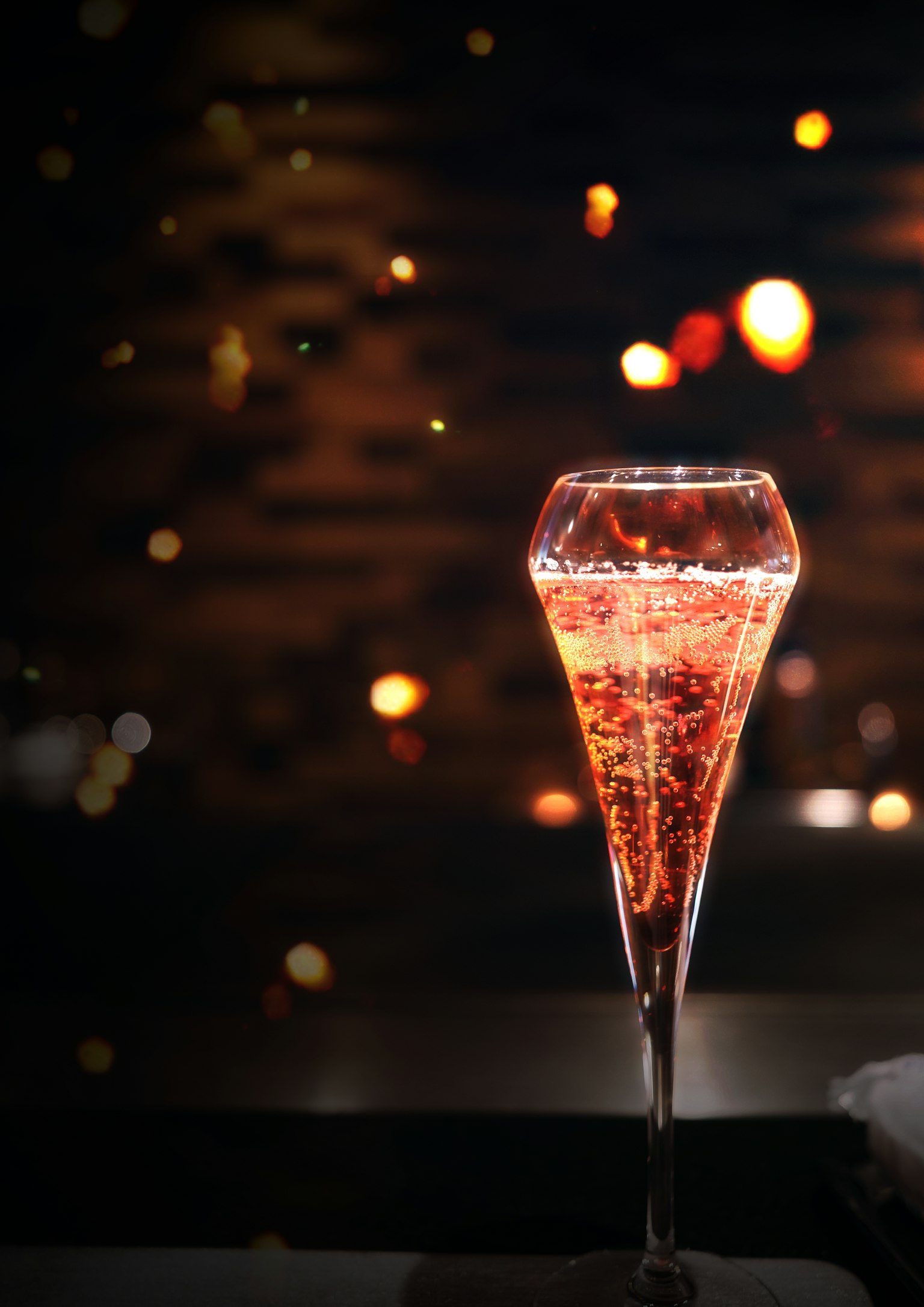 Bevanda frizzante in un elegante bicchiere da champagne con sfondo sfocato