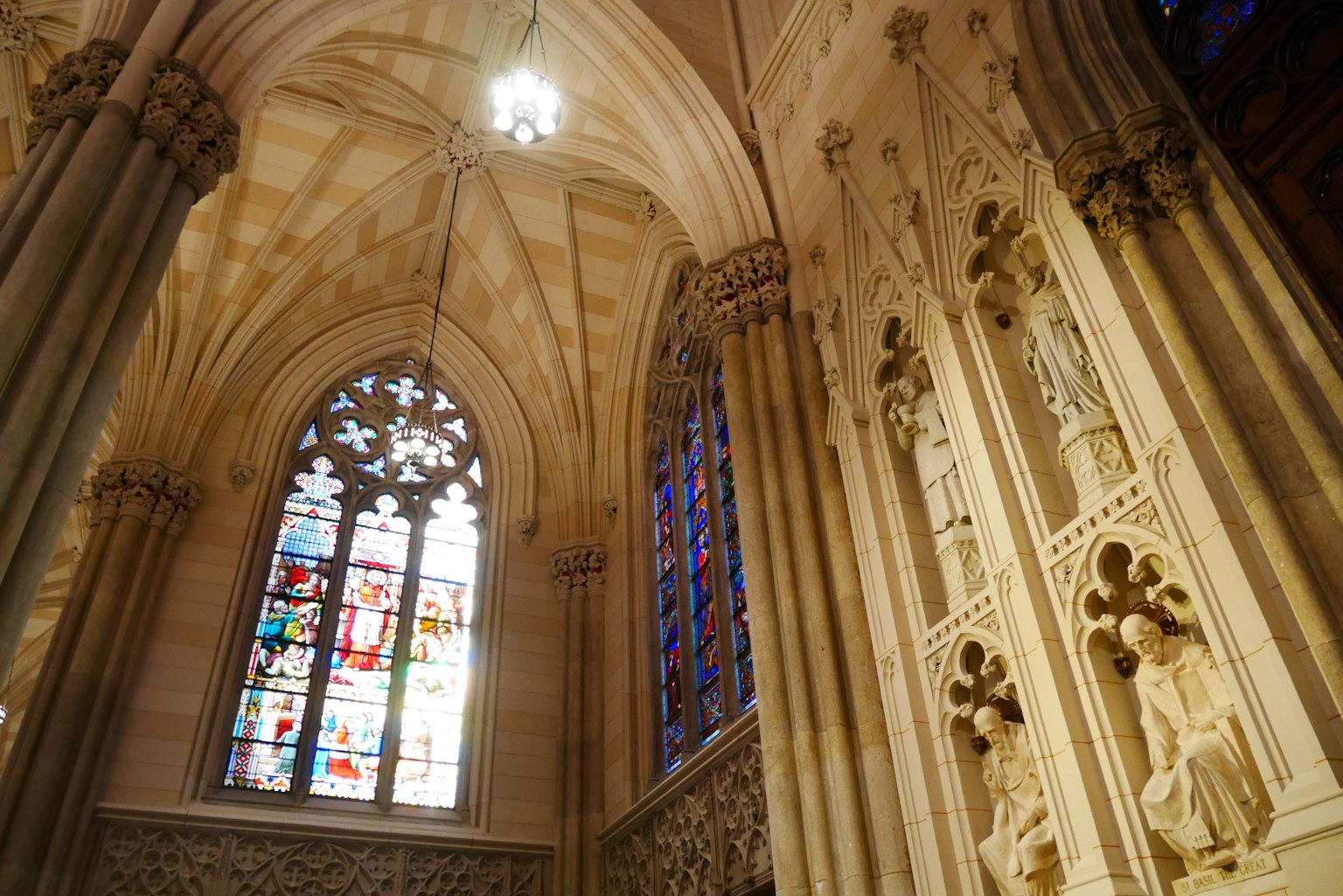 Interno di una chiesa con bellissime vetrate e pareti finemente scolpite