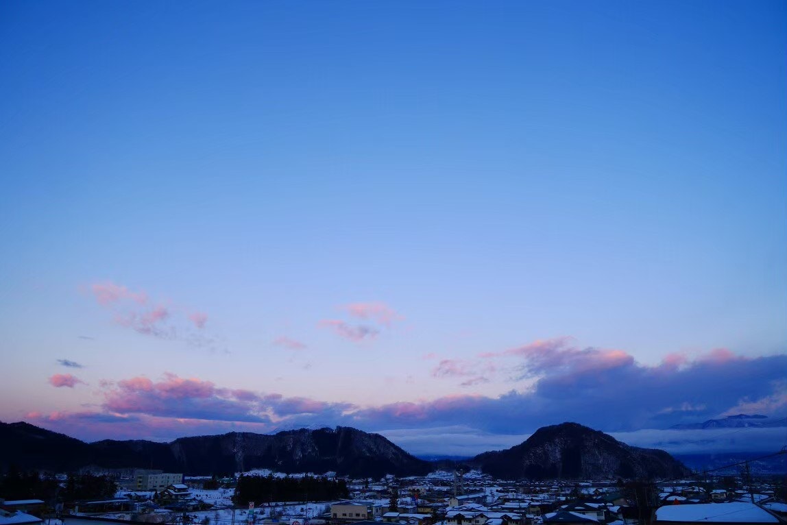 冬の朝の澄んだ空と山並み、街の景色