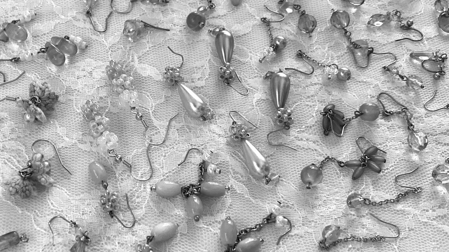Una collezione di design di orecchini diversi mostrati in bianco e nero