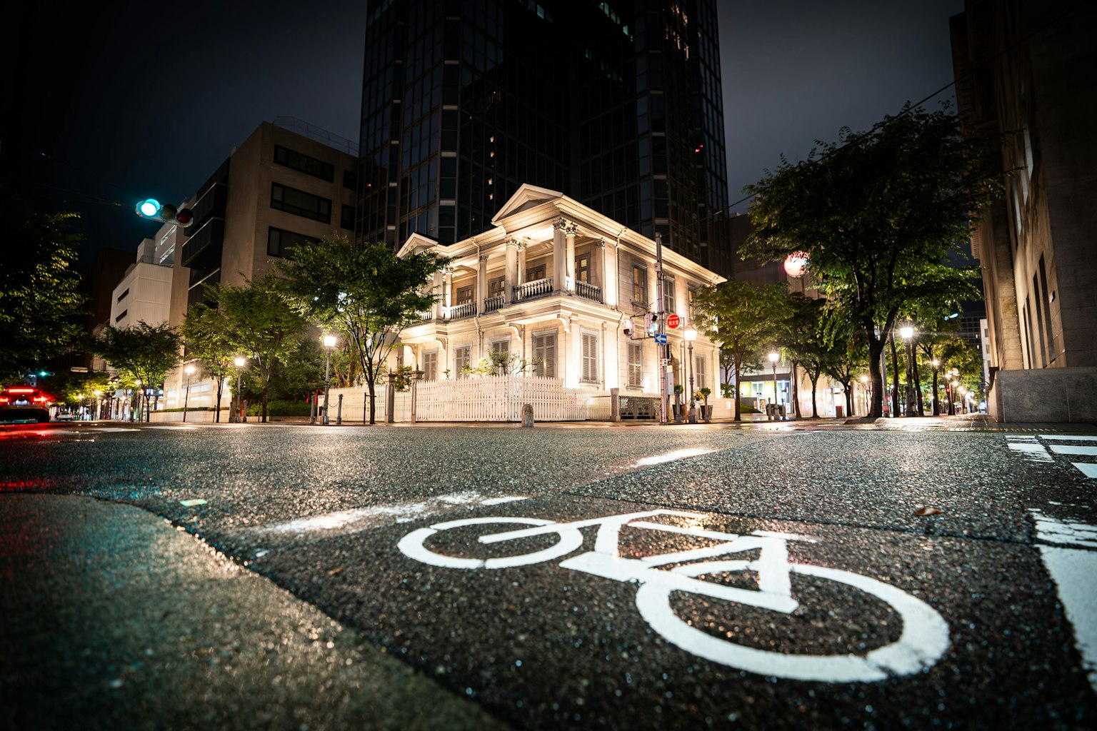 Edificio histórico en una esquina con un símbolo de bicicleta de noche
