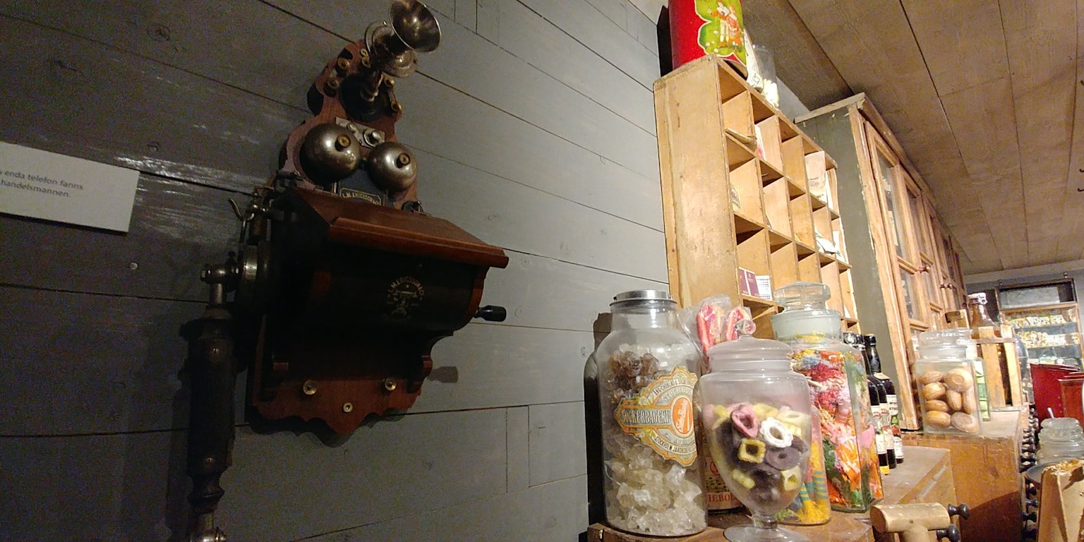Điện thoại cổ điển và lọ thủy tinh trong nội thất retro