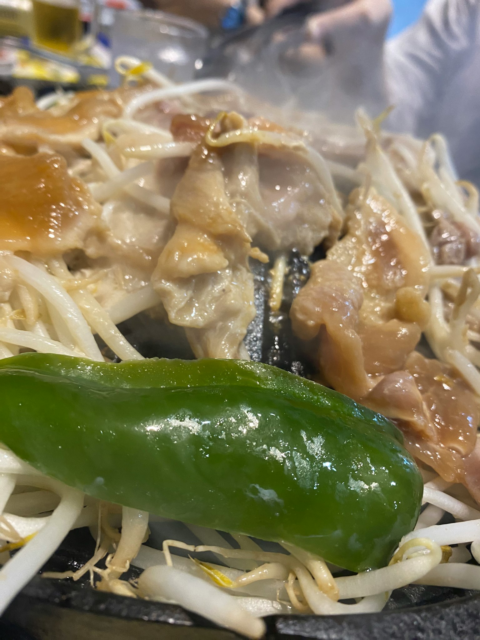 Pollo grigliato e germogli di soia cotti su una piastra calda