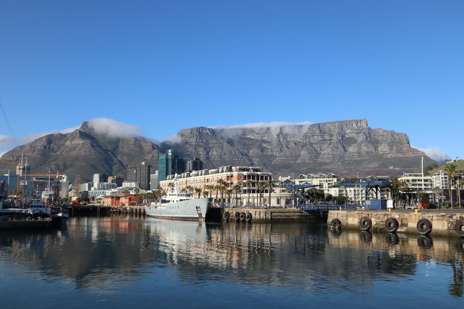Pemandangan pelabuhan Cape Town dengan Gunung Meja di latar belakang
