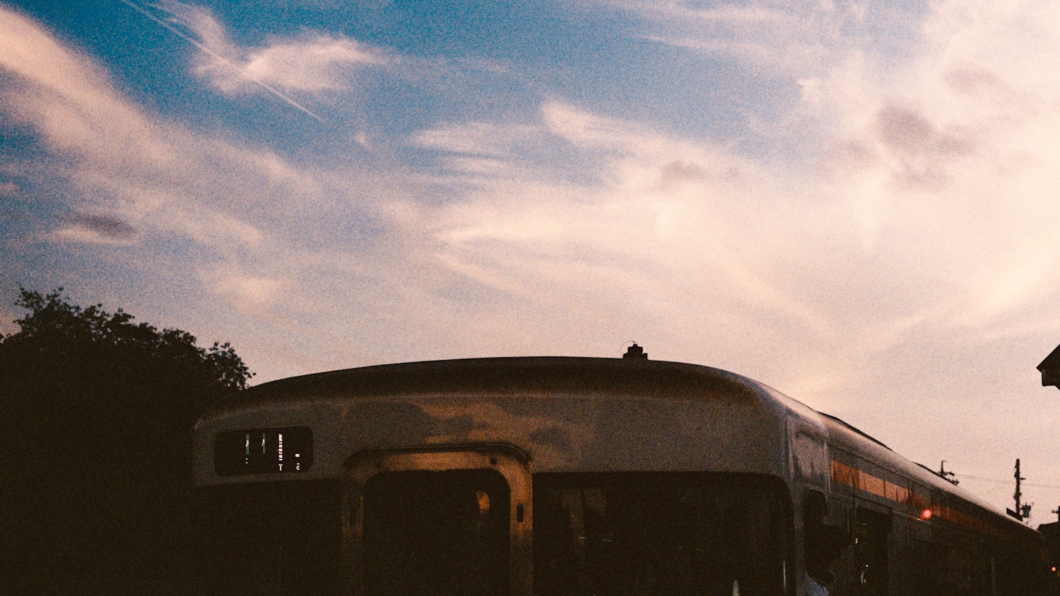 일몰 하늘 아래 기차 지붕