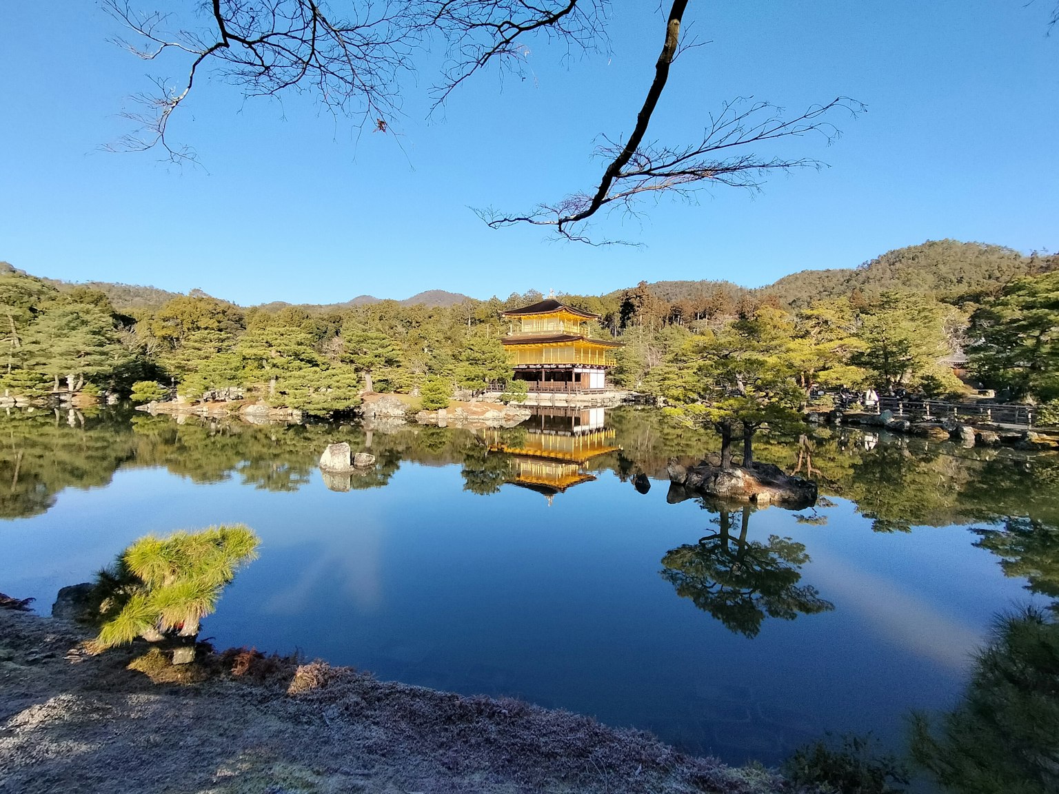 Vista panoramica del Kinkaku-ji con il suo riflesso nello stagno