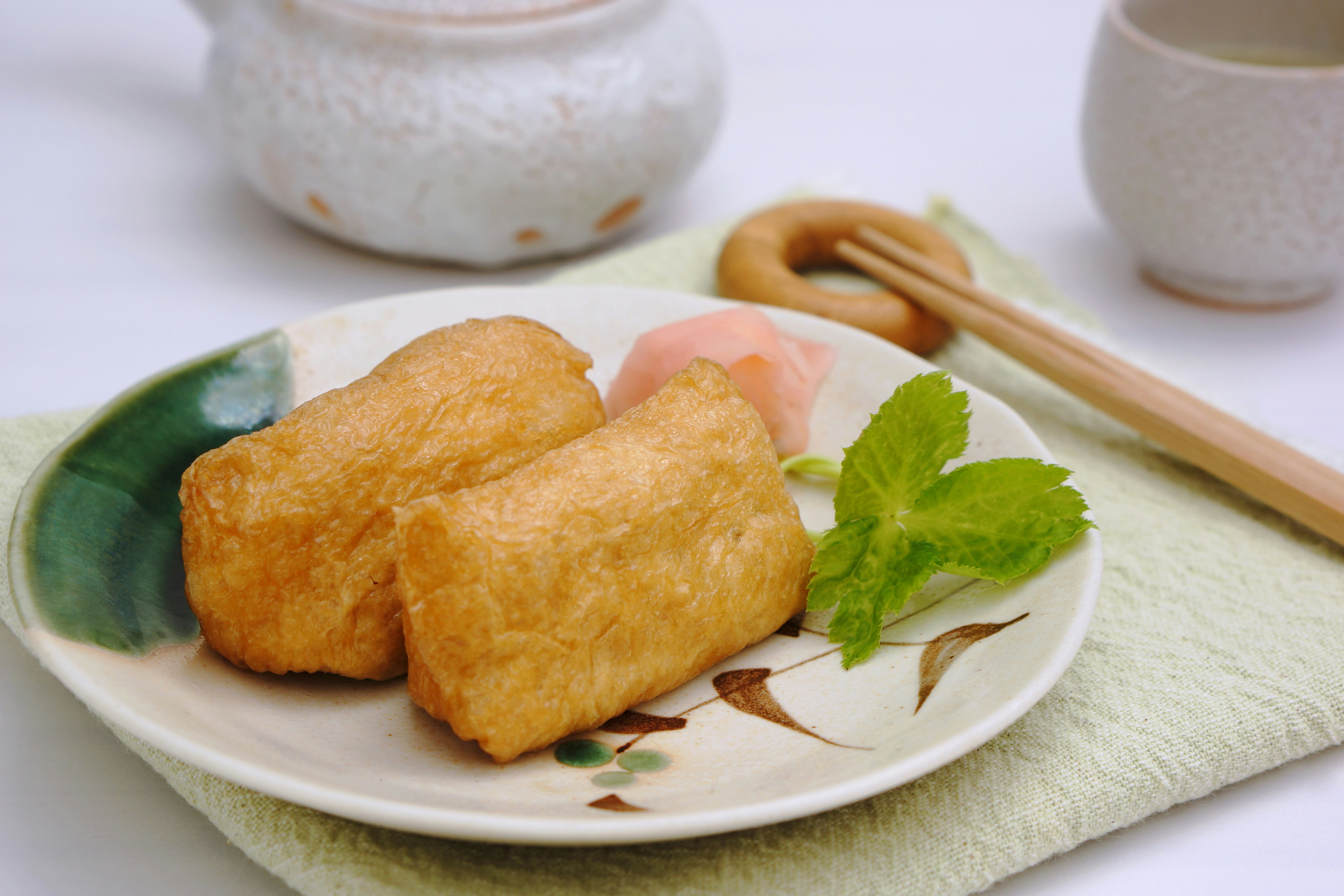 薄荷點綴的油炸糕點早餐盤