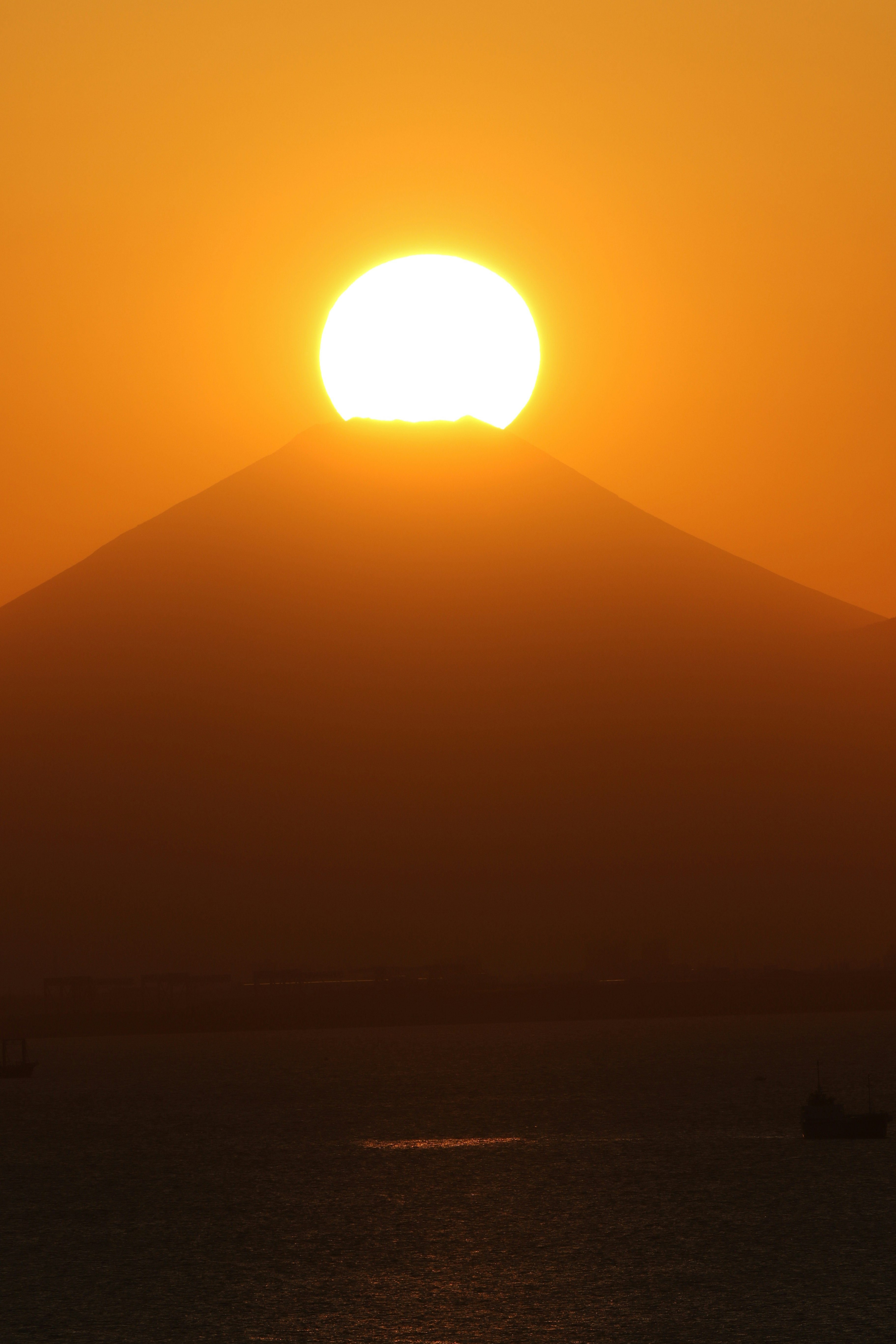 夕陽下的富士山與「鑽石富士」太陽