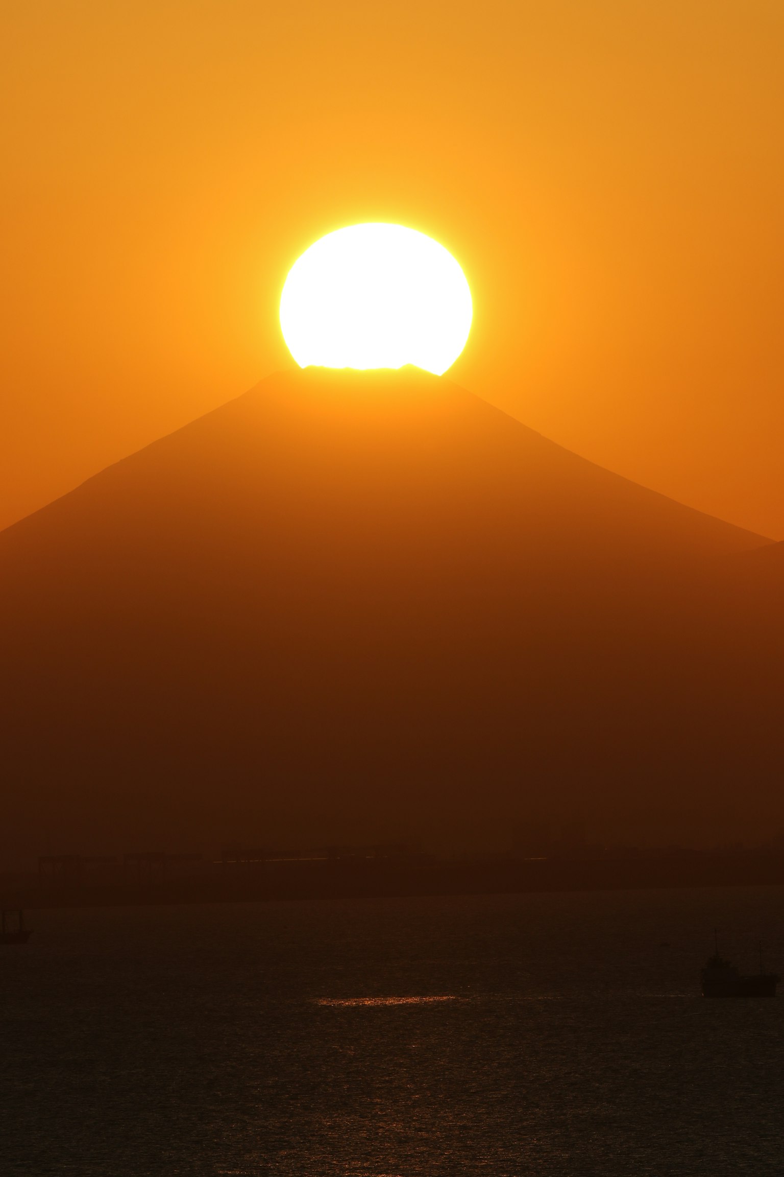Sonnenuntergang über dem Fuji mit einer beeindruckenden Silhouette