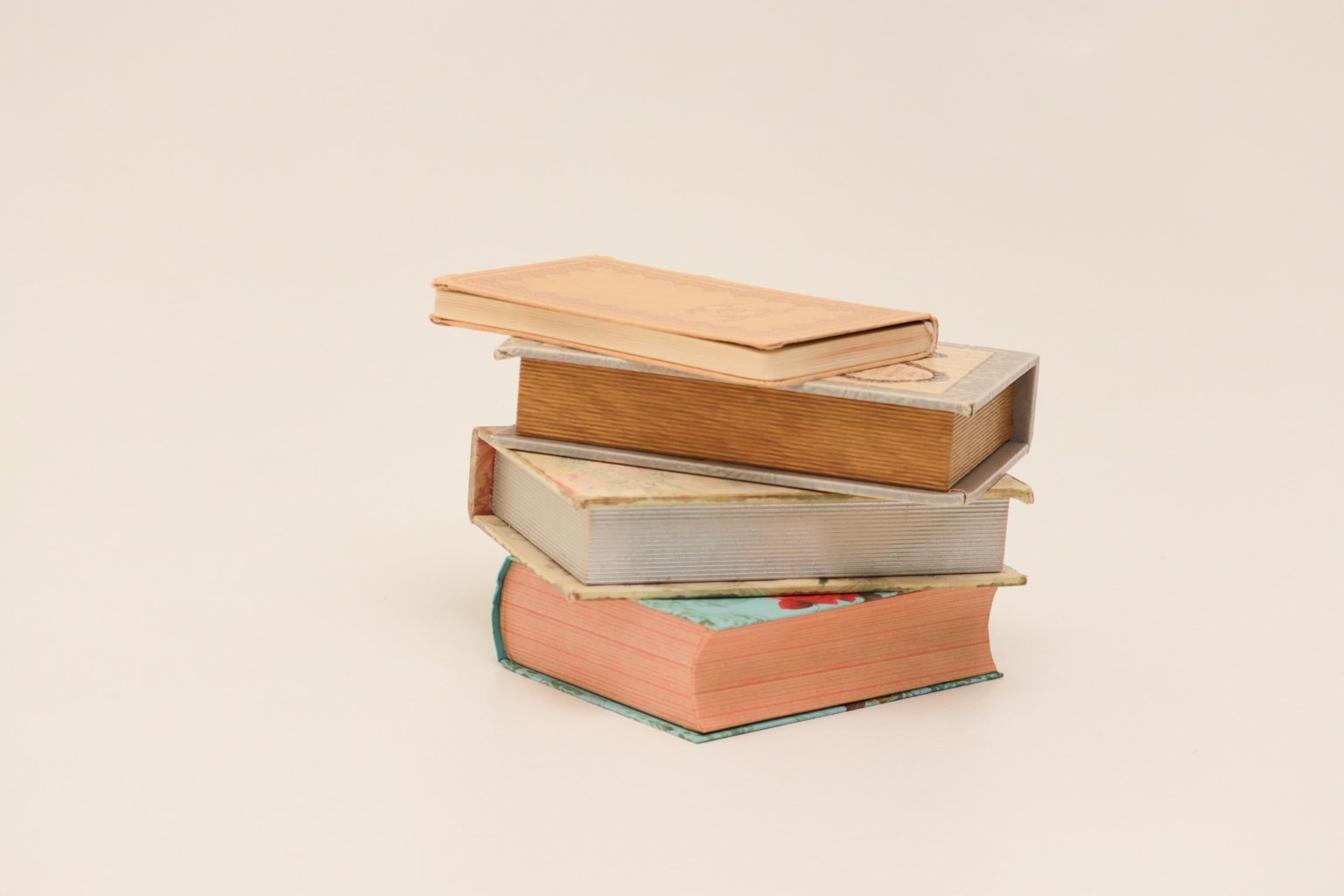 Montón de libros antiguos con varios colores y texturas