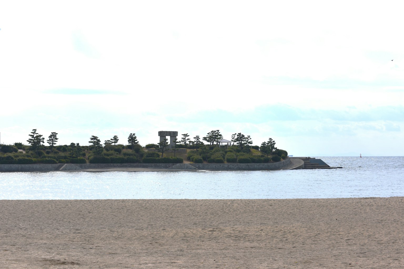 Scène côtière calme avec une île verte