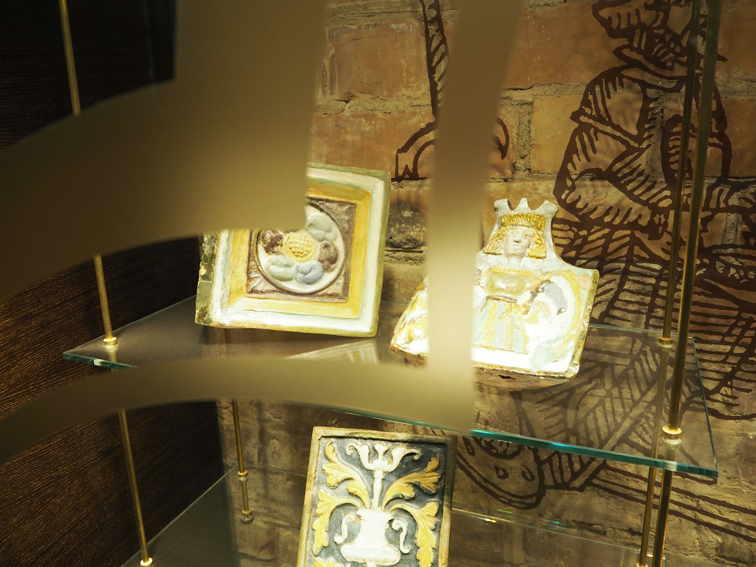展示櫃中展示的裝飾性瓷磚的圖像