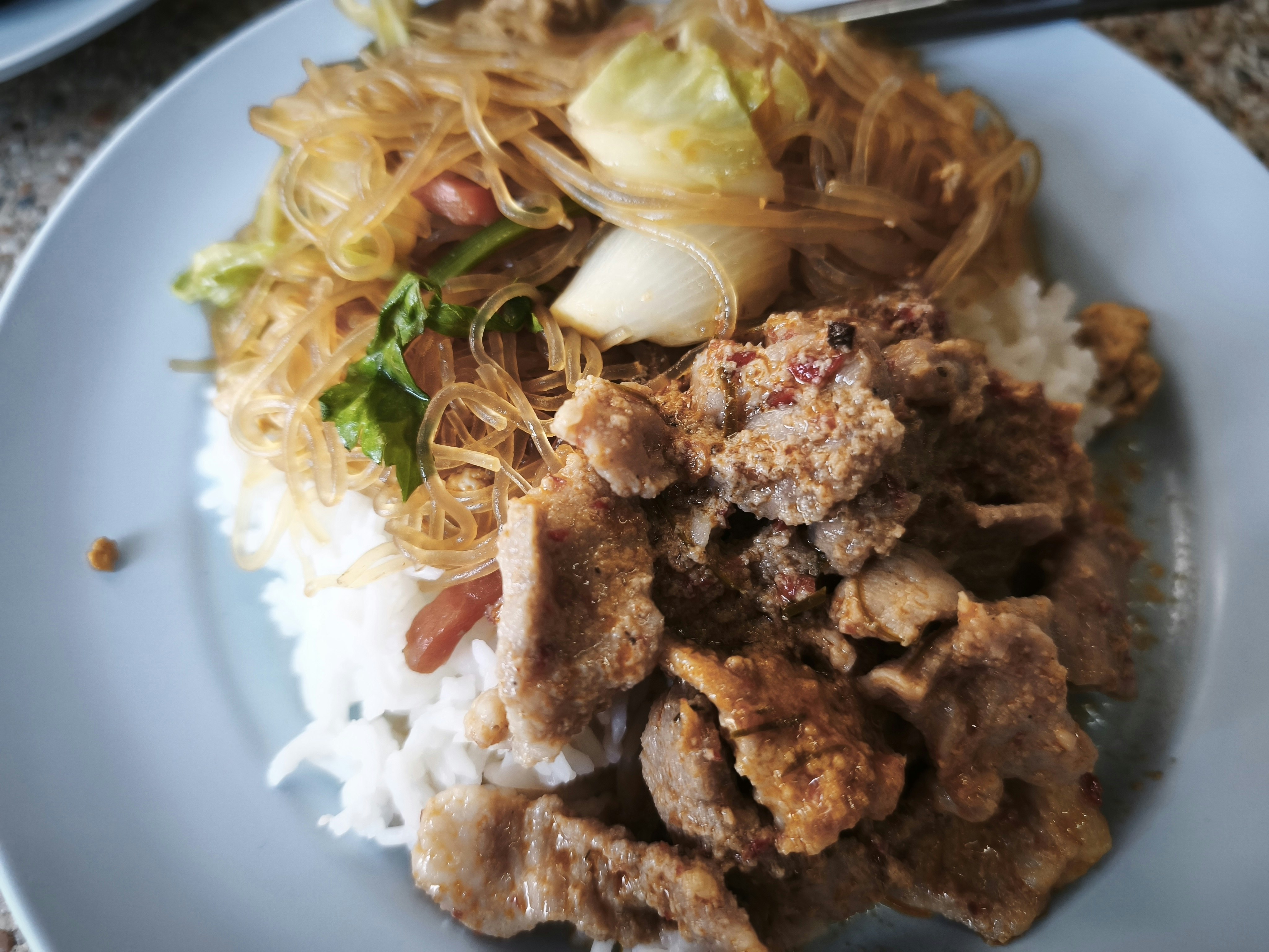 米饭碗上铺有炸鸡和蔬菜