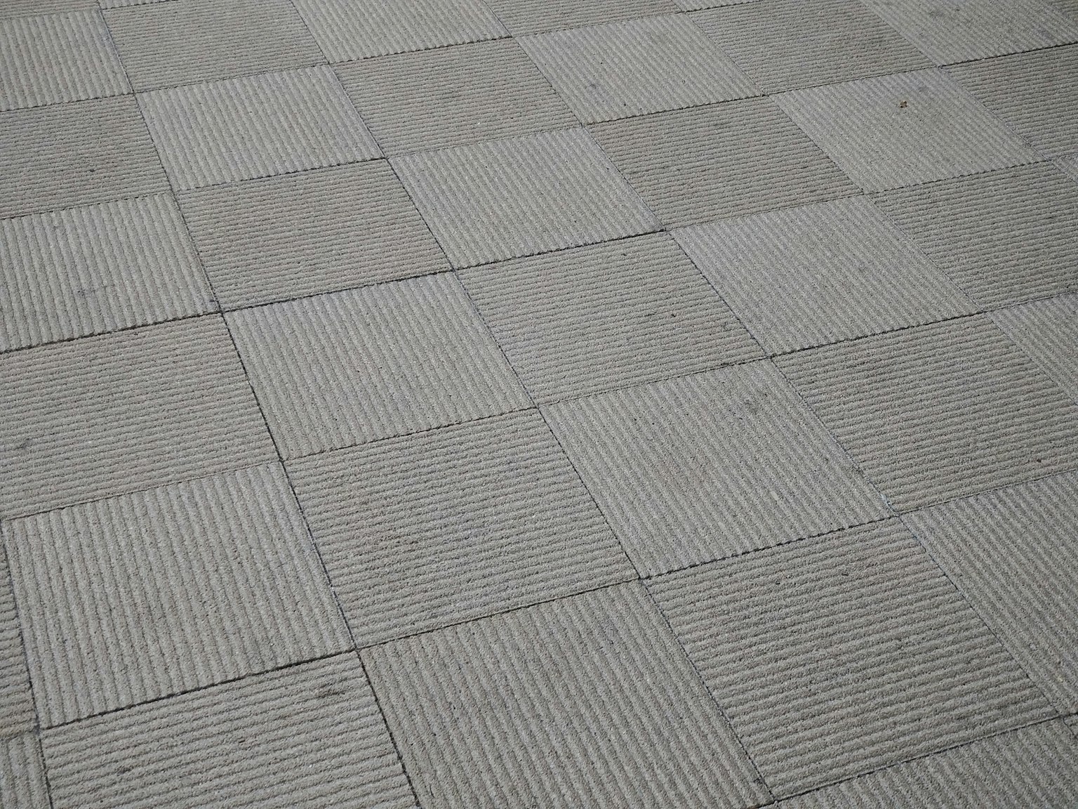 灰色瓷砖地板，交替的纹理图案
