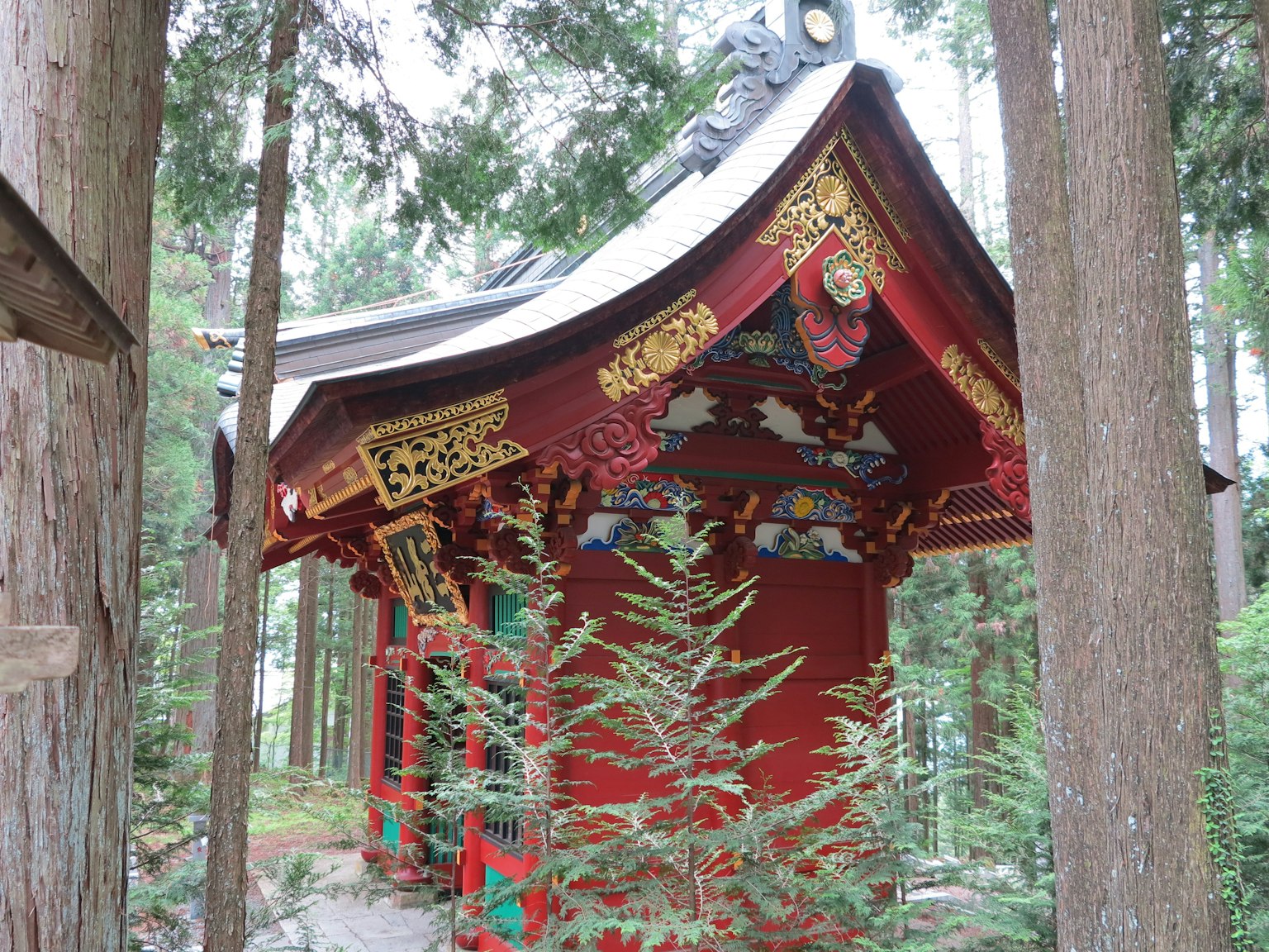 Santuario rosso circondato da alberi verdi