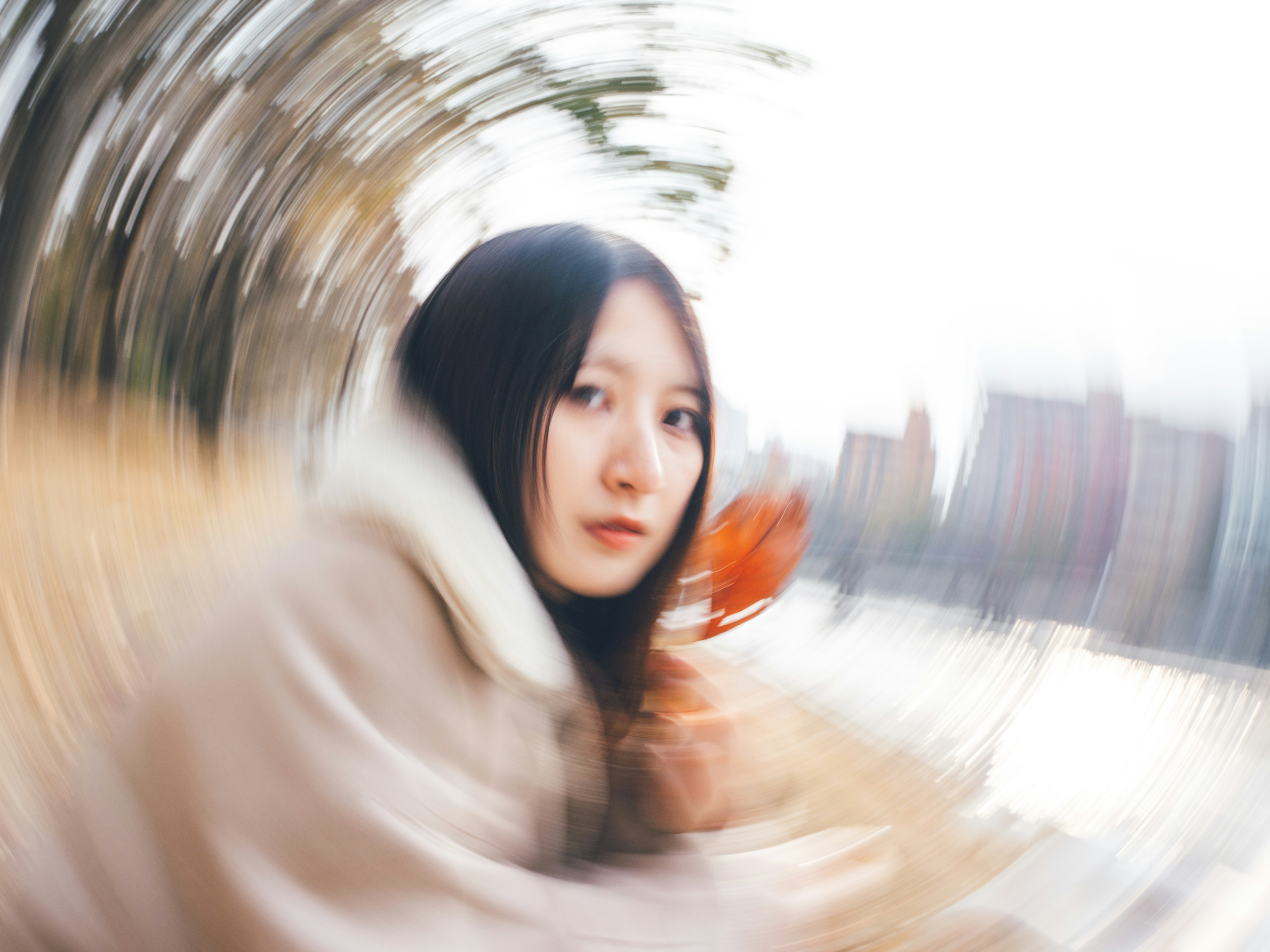 トンネル状の光の中で微笑む女性