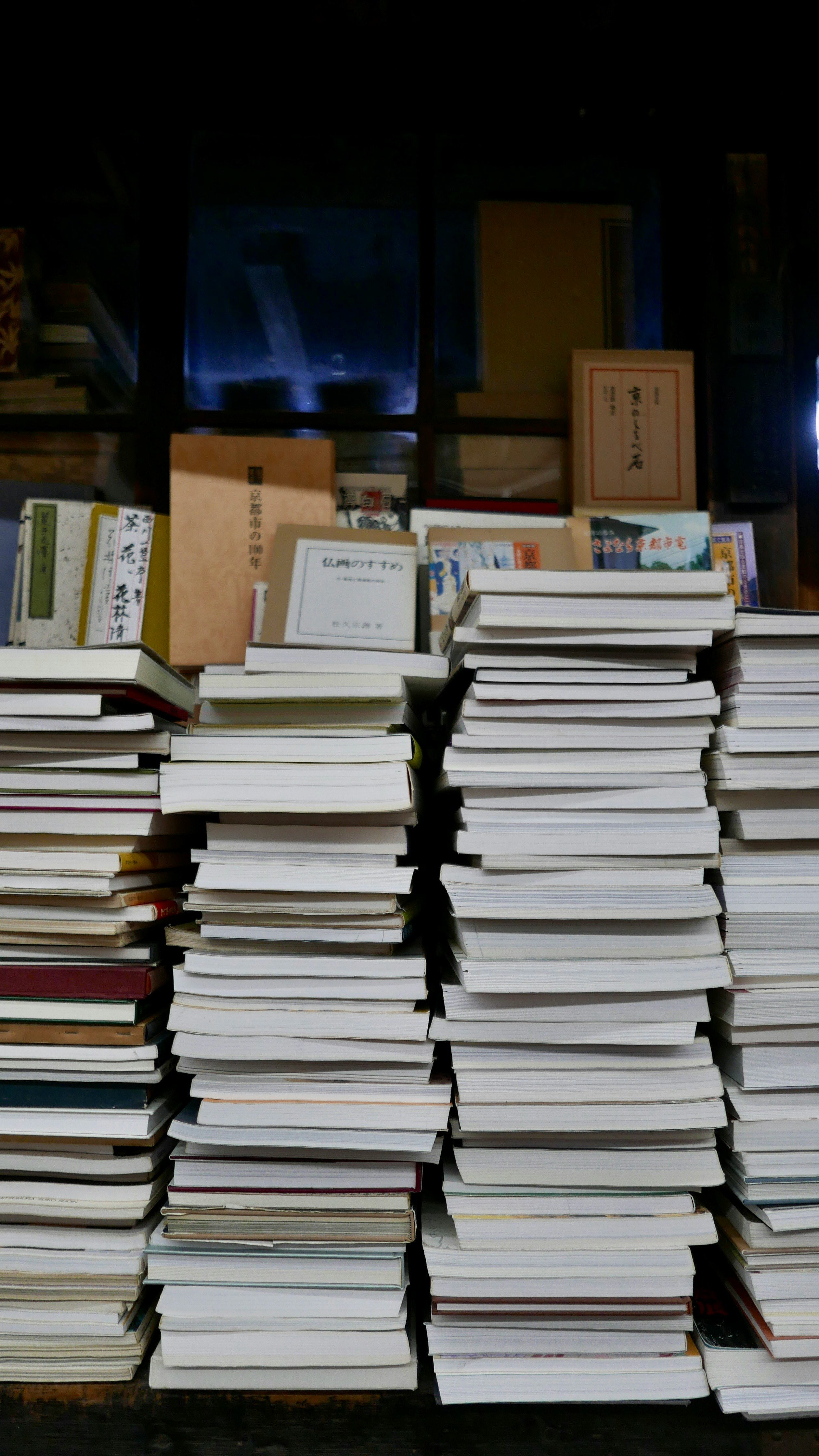 本が積まれた書店の棚の前景