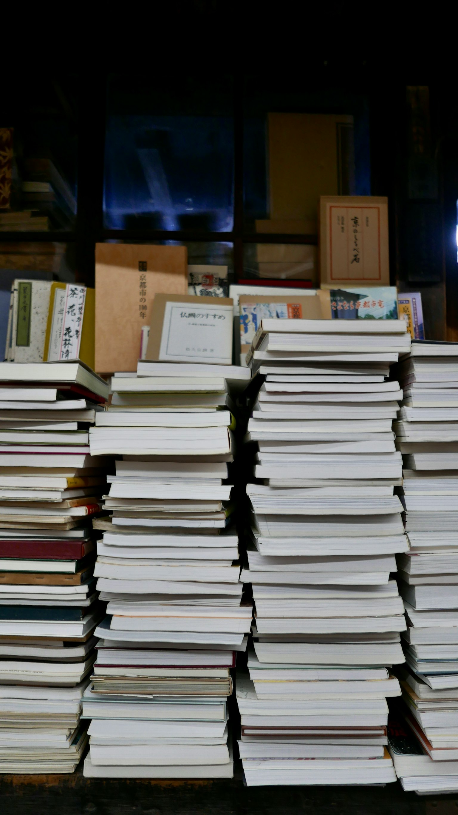 Pila di libri con scatole sfocate sullo sfondo