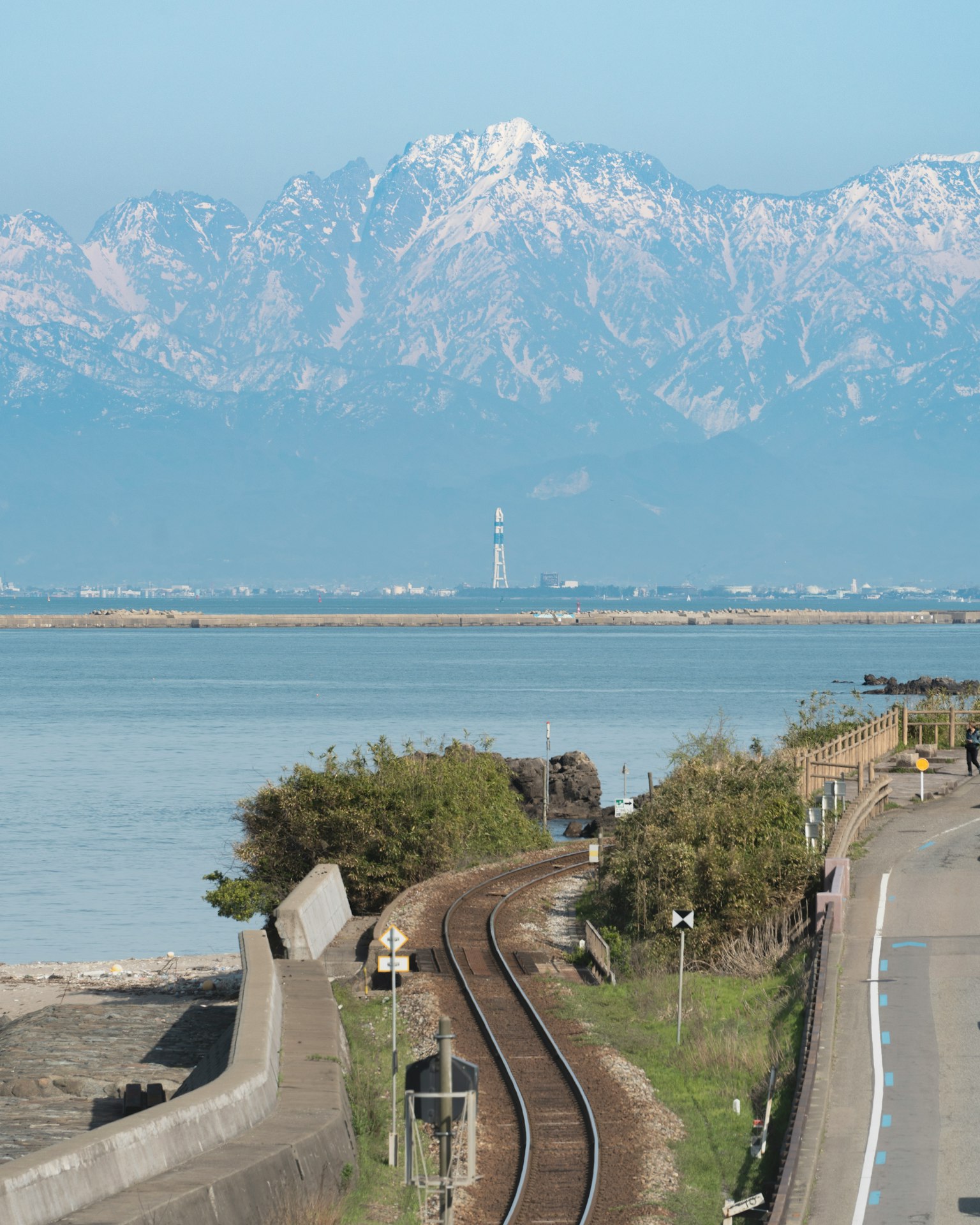Vista panoramica con montagne e binari ferroviari
