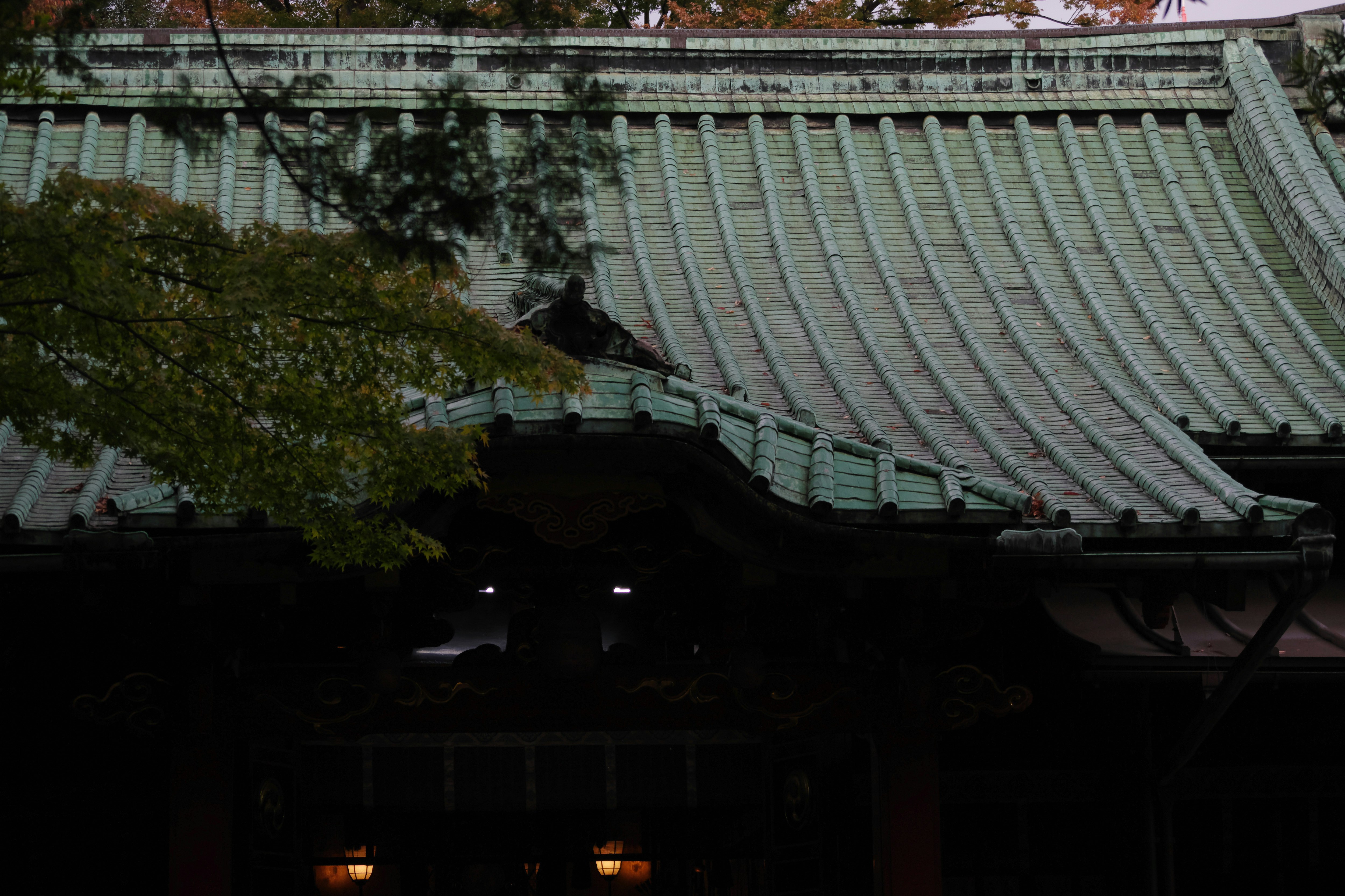 神社の屋根と瓦の連なる建築