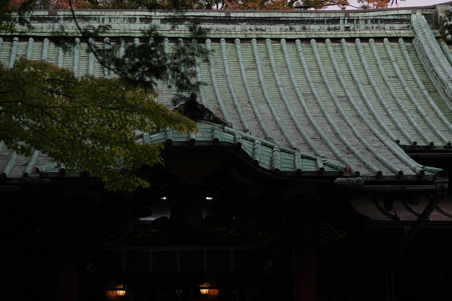 一部分传统日本建筑的绿色屋顶