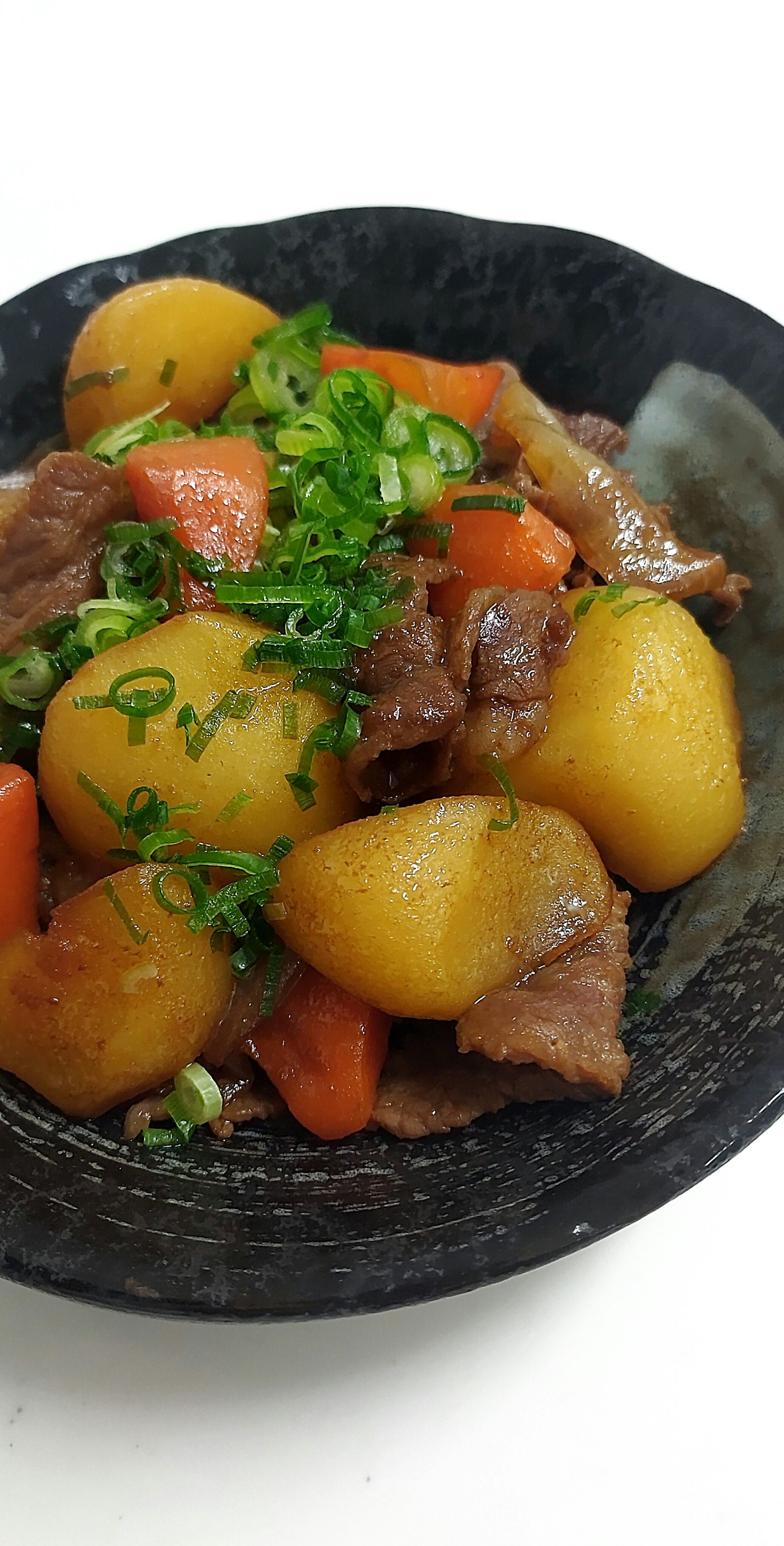 一碗日本肉じゃが，配有馬鈴薯、胡蘿蔔和牛肉