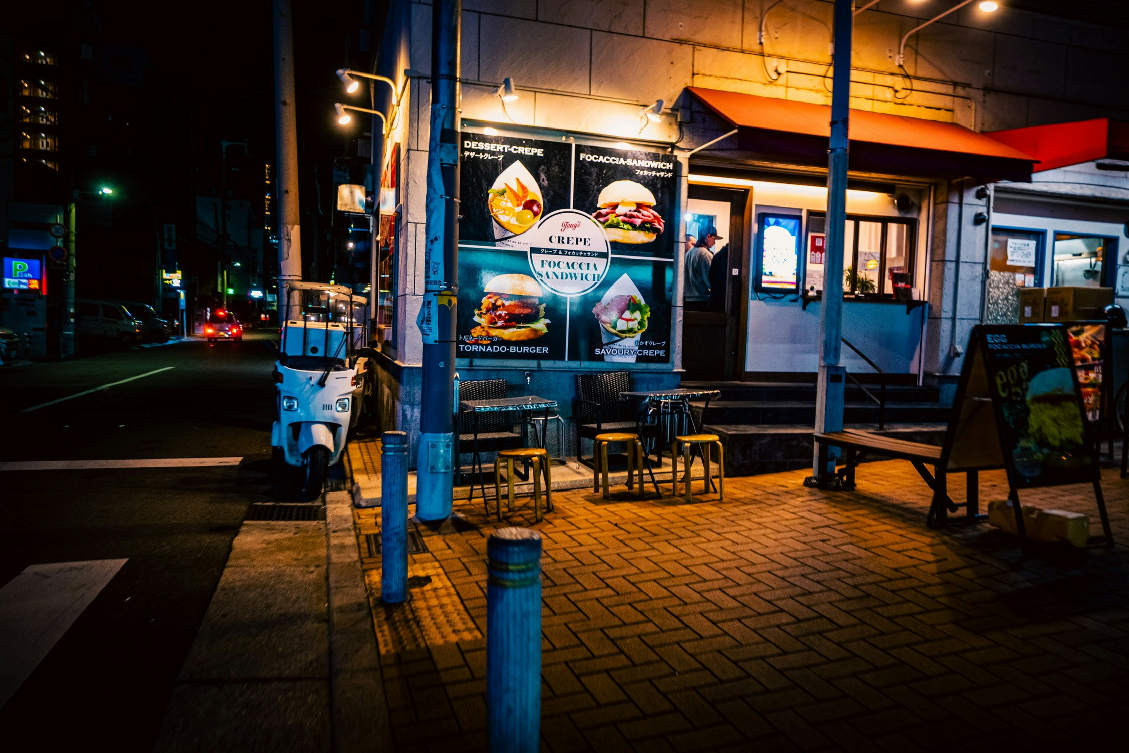 大阪夜晚街角的路邊小咖啡館