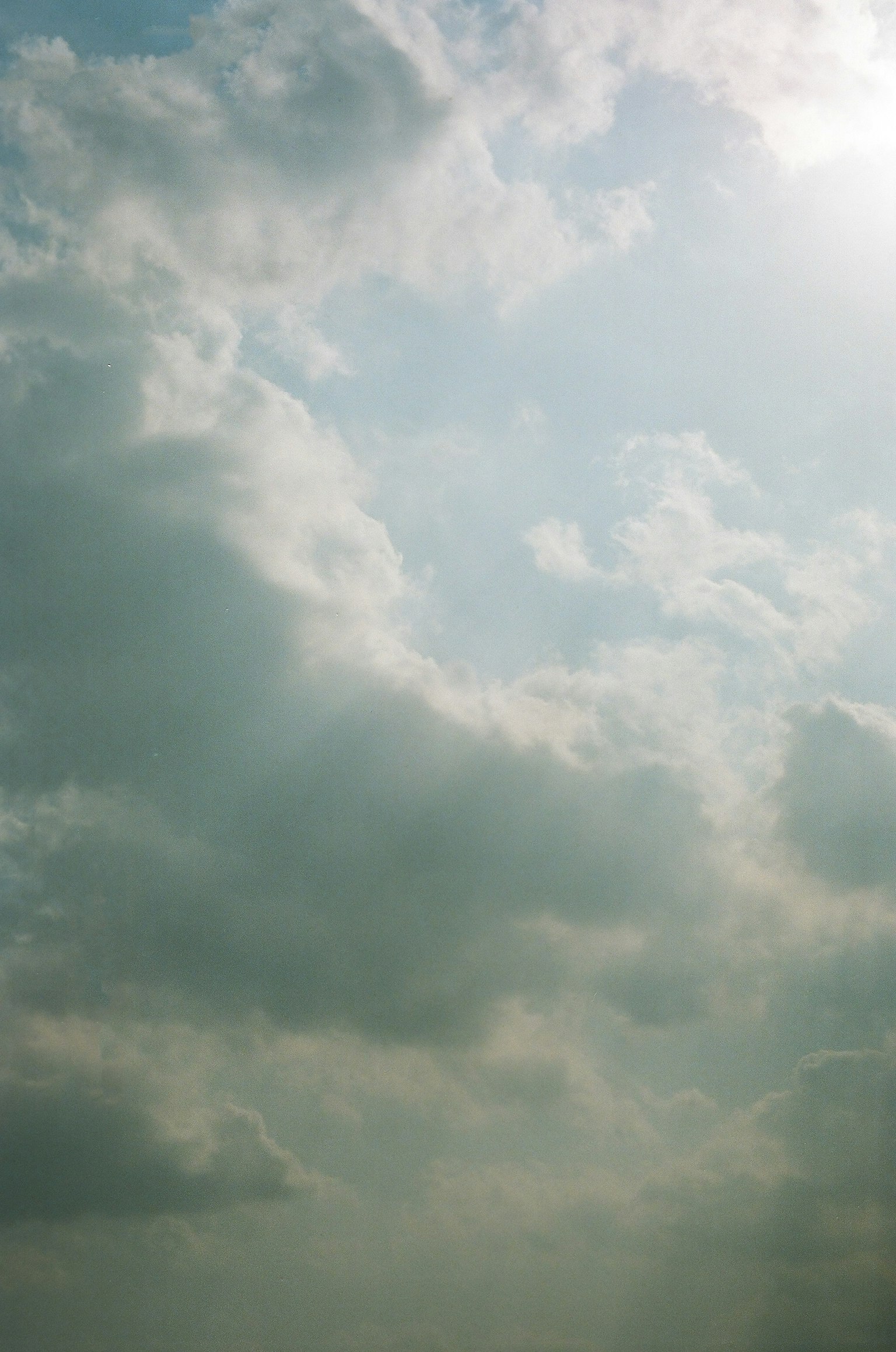 Sanfte Wolken, die in einem blauen Himmel mit sanftem Licht schweben