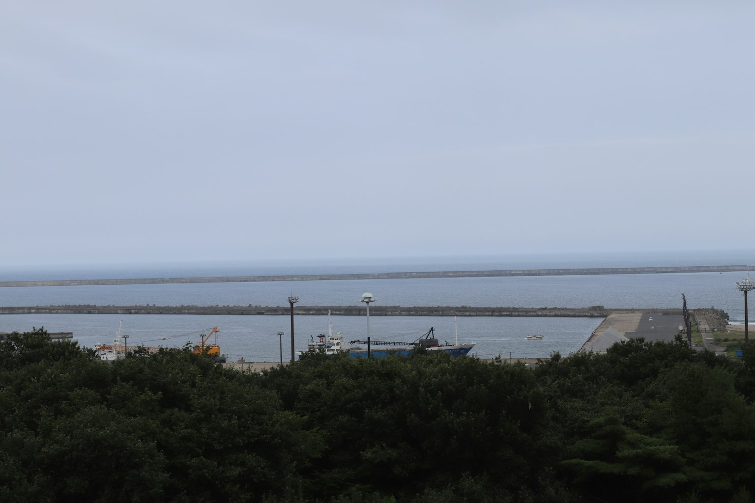 Vista del mare e del porto con cielo nuvoloso
