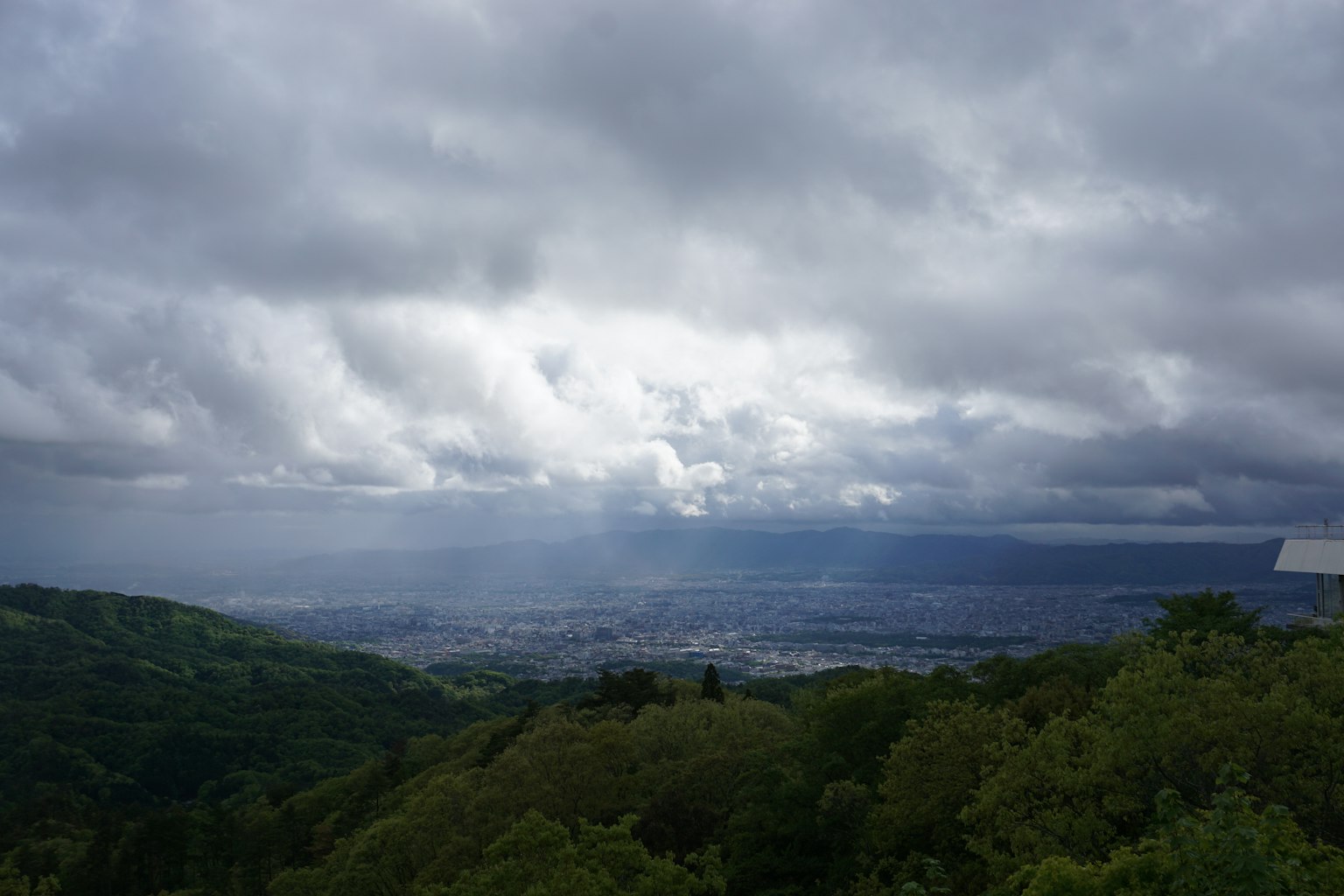 Pemandangan panorama pegunungan hijau di bawah langit mendung