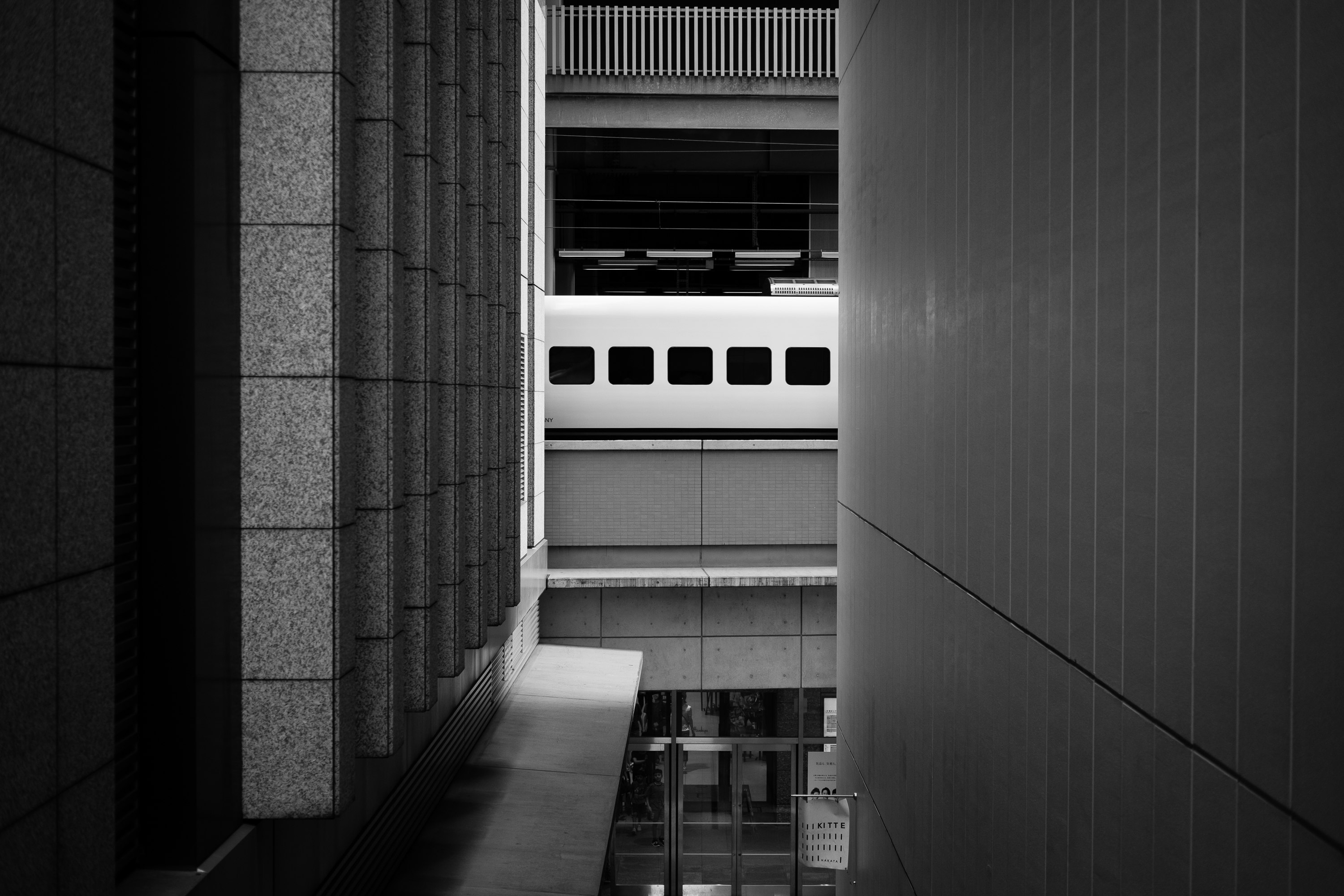 並行世界のような建物の回廊と柱のある狭い通路