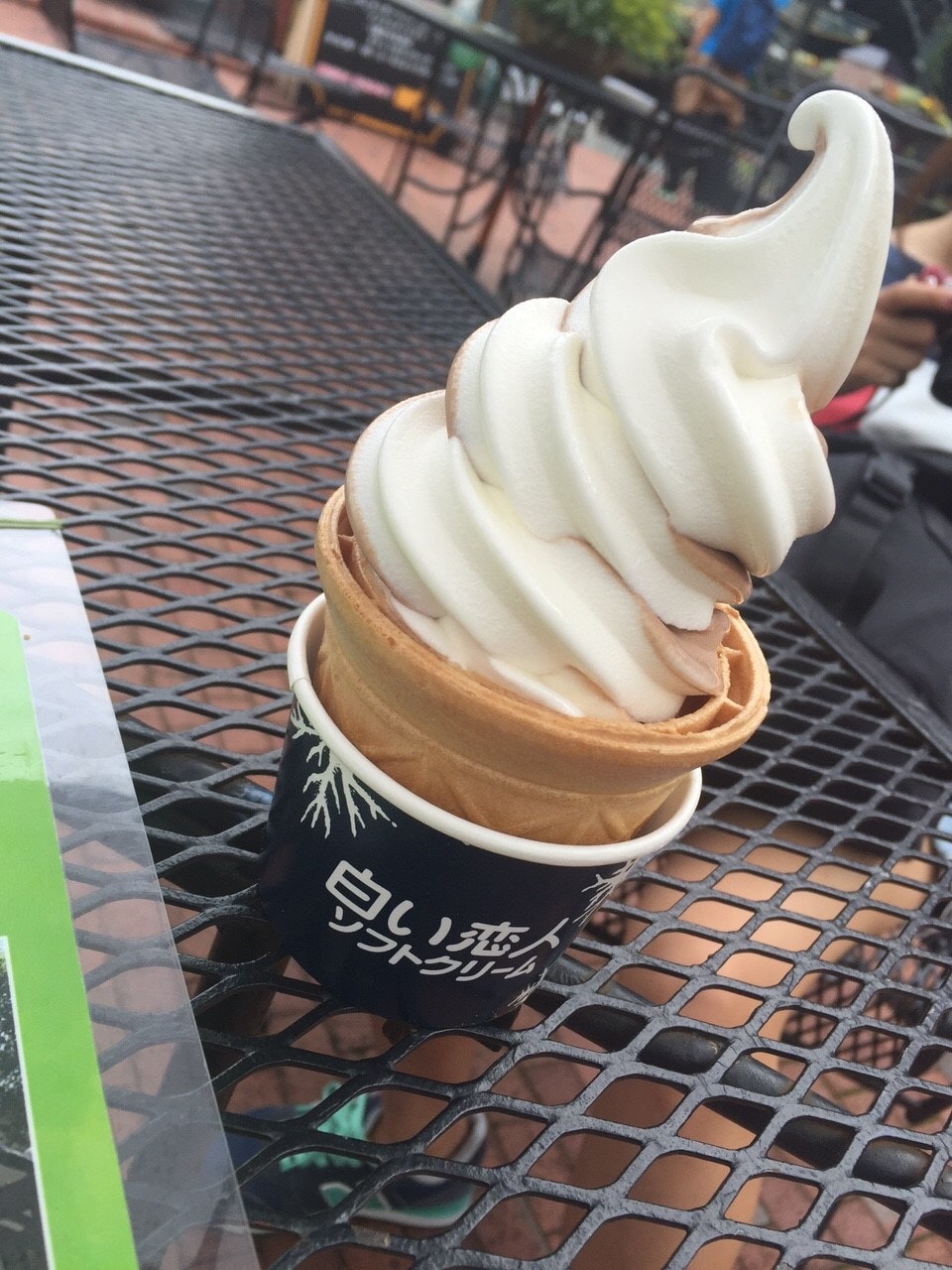 テーブルの上のソフトクリーム