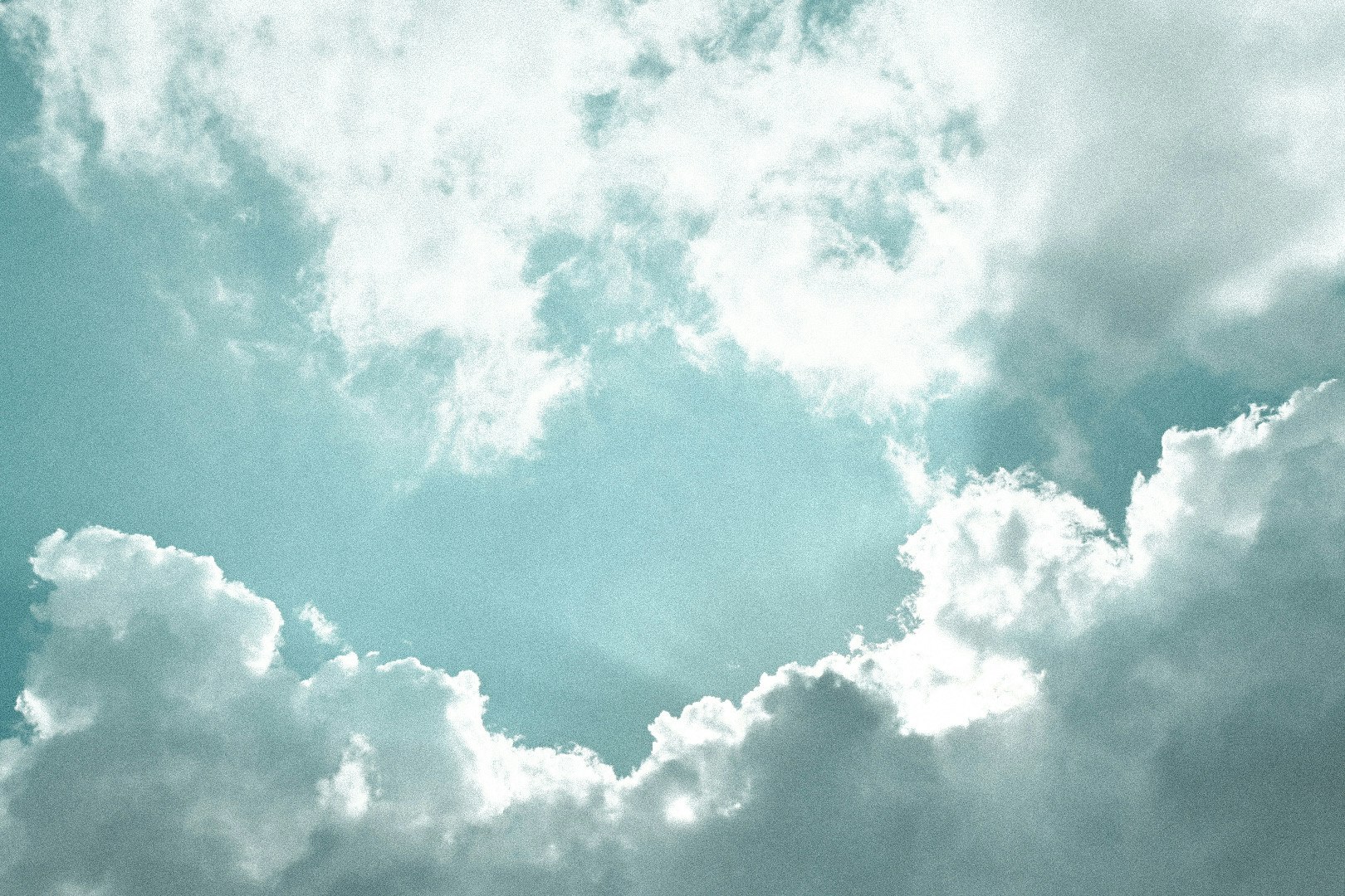 des nuages dérivant dans un ciel bleu